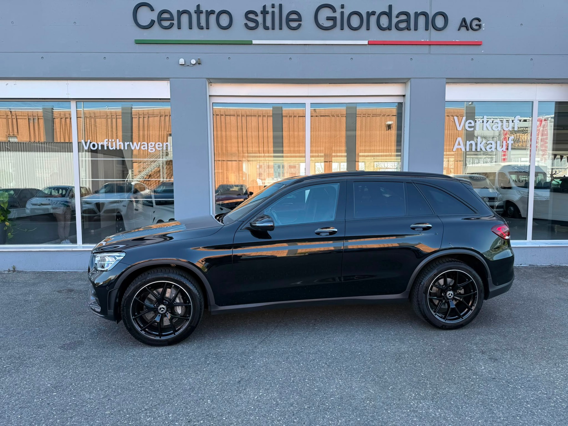 MERCEDES-BENZ GLC 200 AMG Line 4Matic 9G-Tronic-showroom-element-1