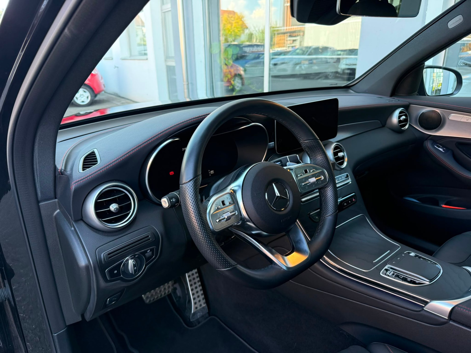 MERCEDES-BENZ GLC 200 AMG Line 4Matic 9G-Tronic-image-9