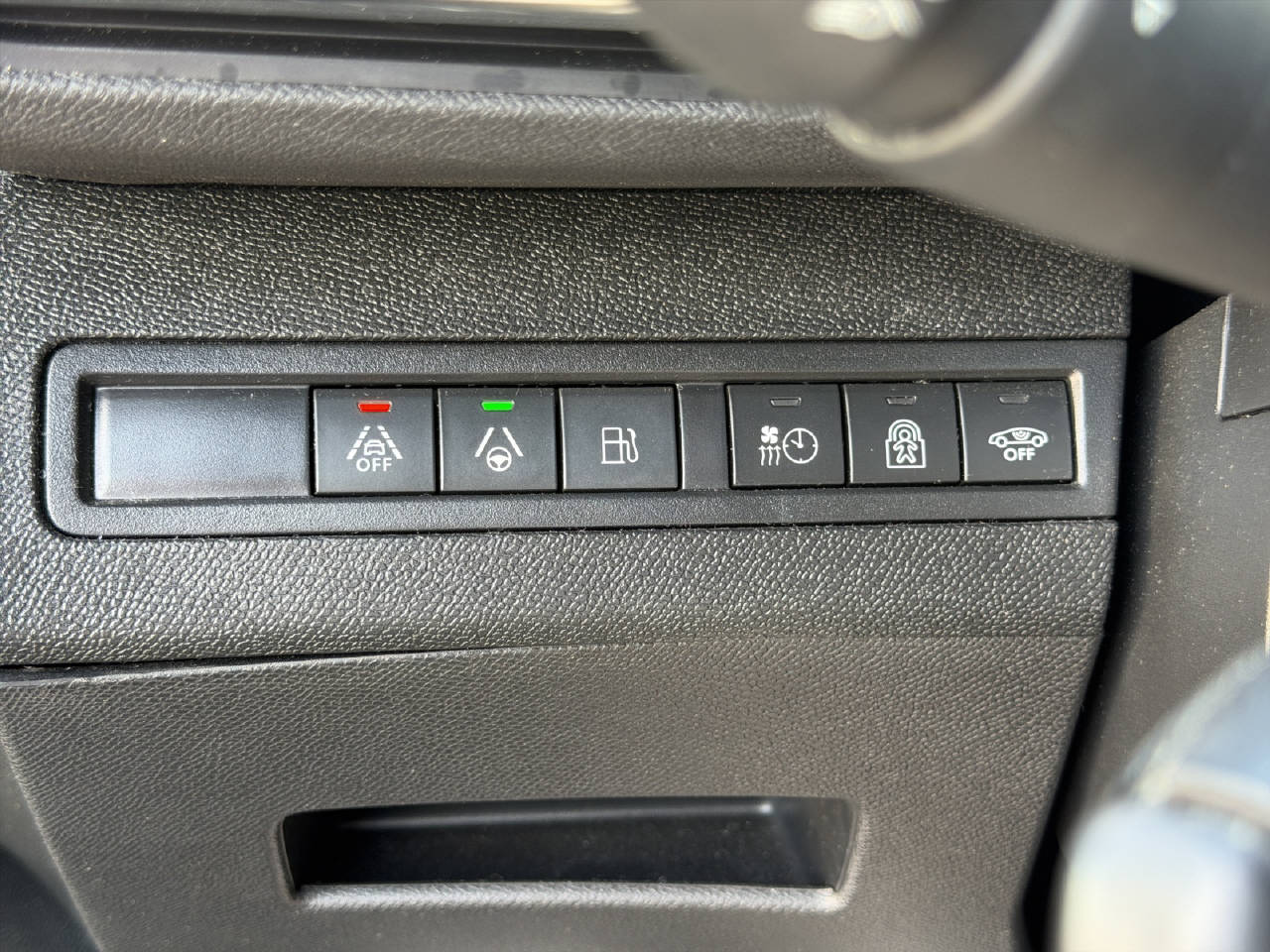 PEUGEOT 3008 1.6 Plug-in Hybrid4 GT Line-image-11