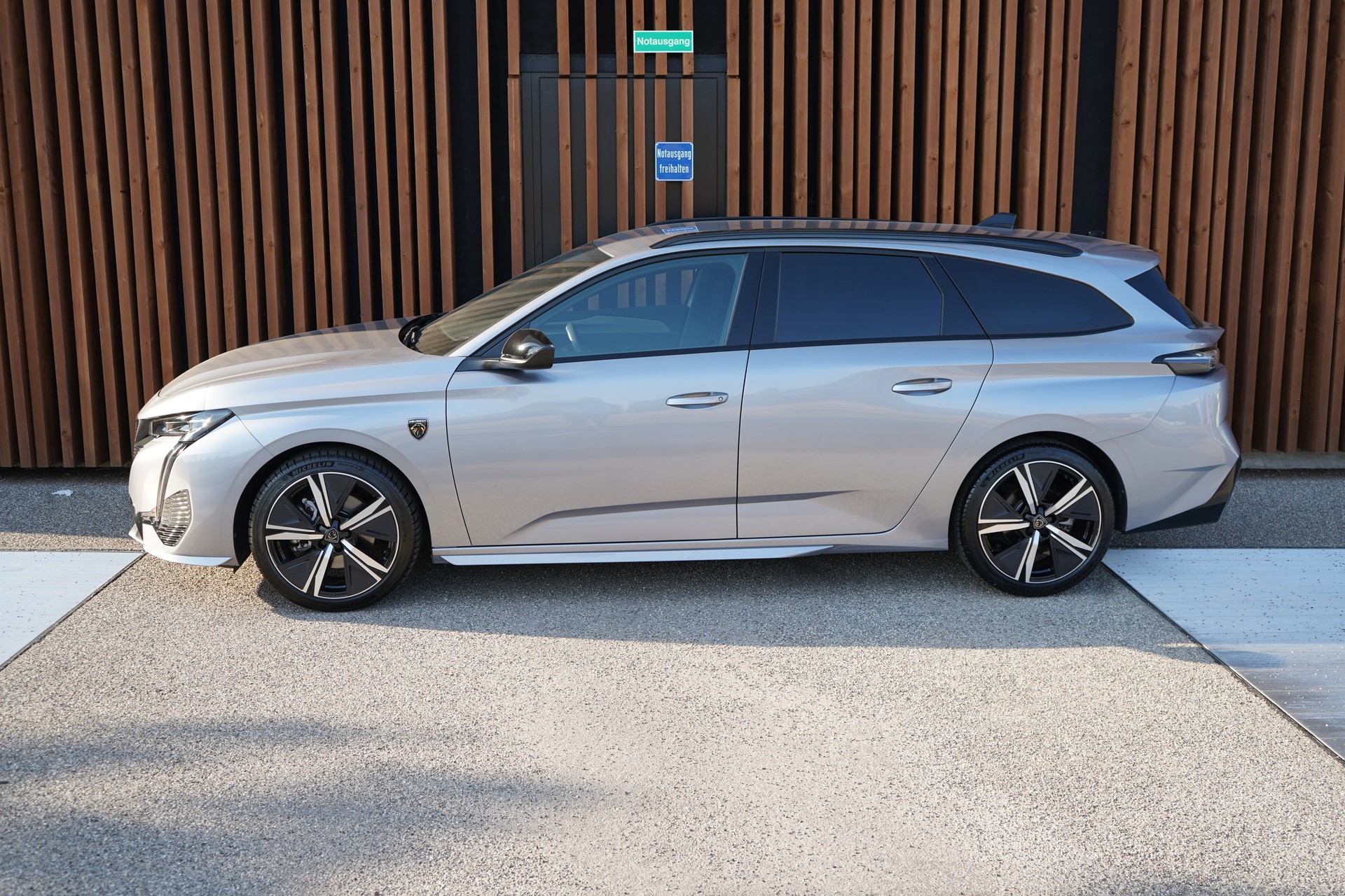 PEUGEOT 308 SW 1.2 PURE TECH GT EAT8 l 130 PS-image-4