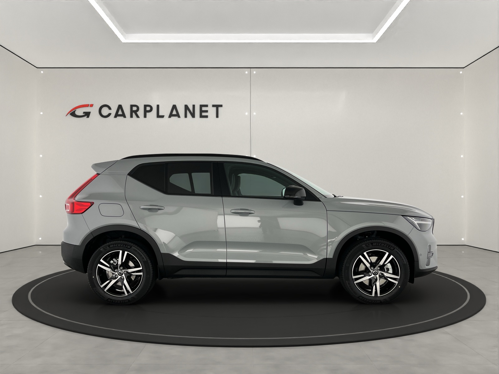 VOLVO XC40 2.0 B3 MH Plus Dark-showroom-element-1