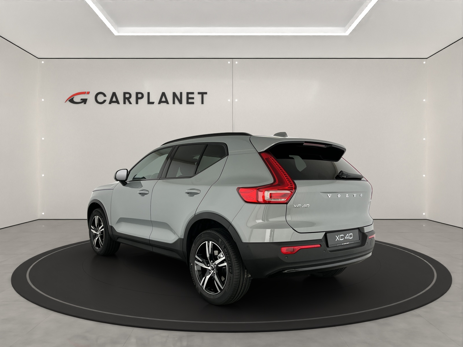 VOLVO XC40 2.0 B3 MH Plus Dark-showroom-element-3