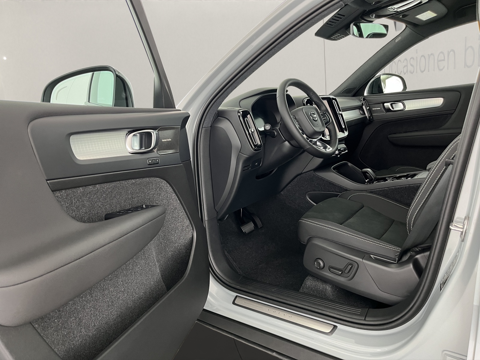 VOLVO XC40 2.0 B3 MH Plus Dark-image-7