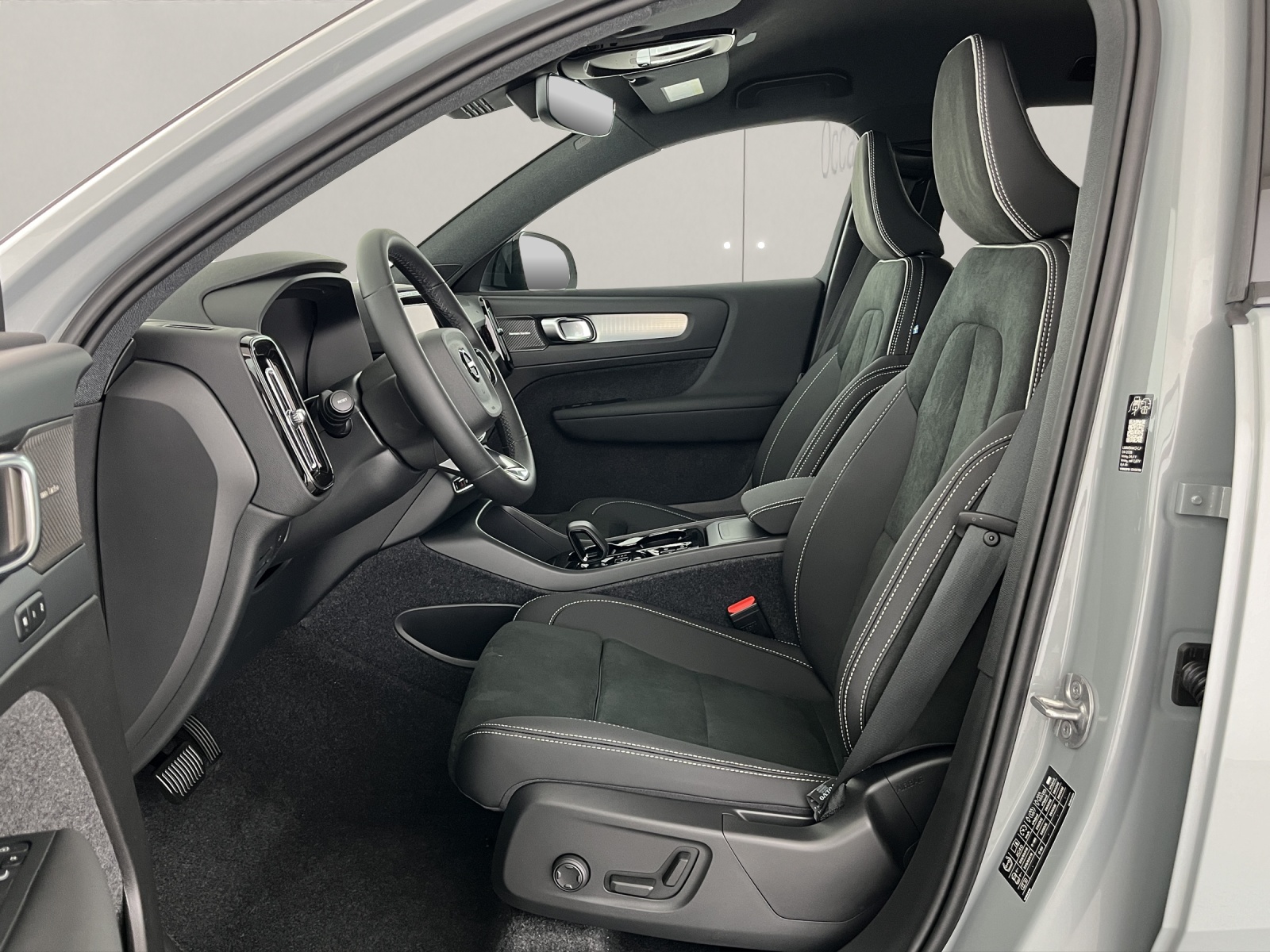 VOLVO XC40 2.0 B3 MH Plus Dark-image-8