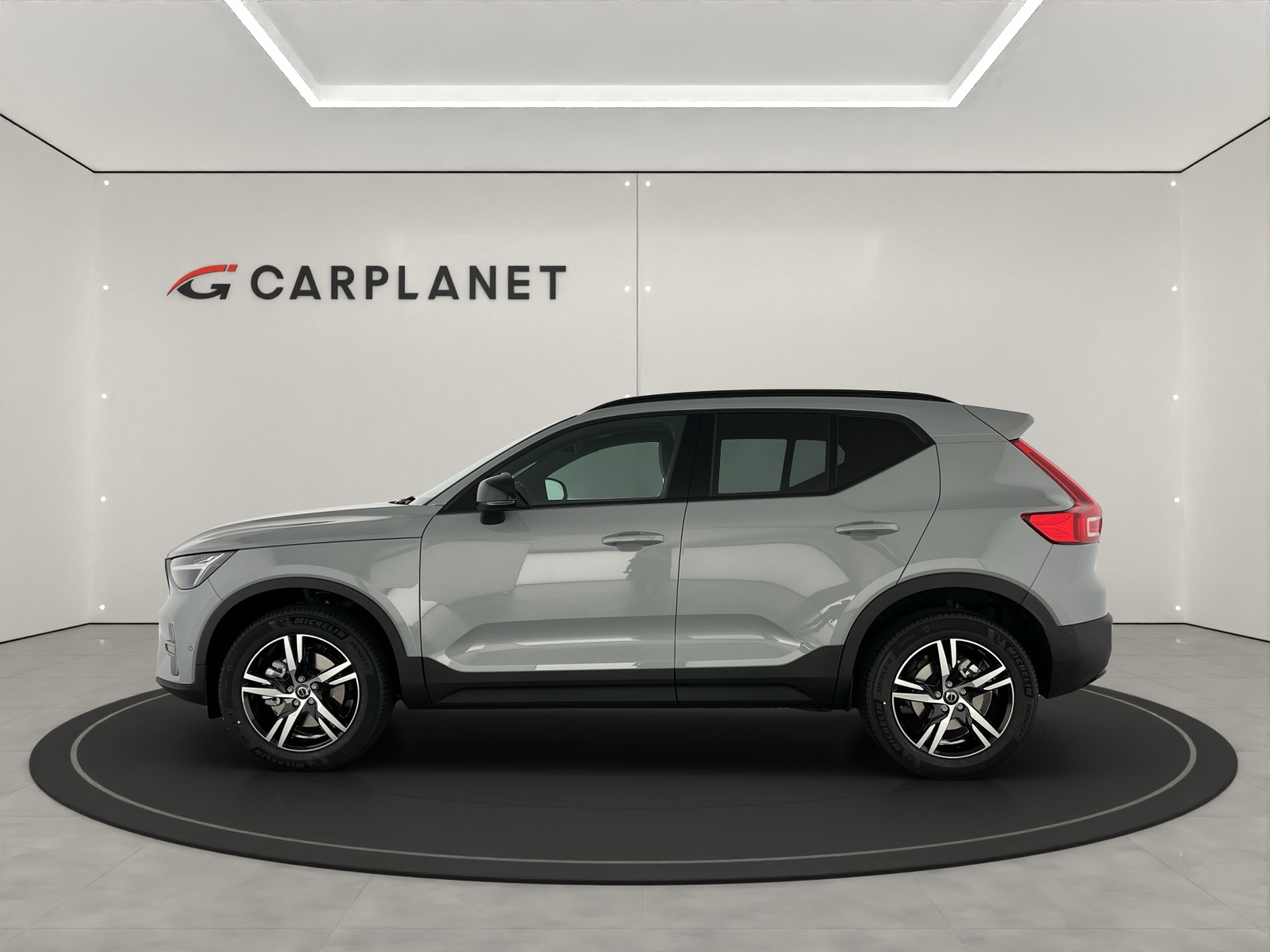 VOLVO XC40 2.0 B3 MH Plus Dark-showroom-element-2