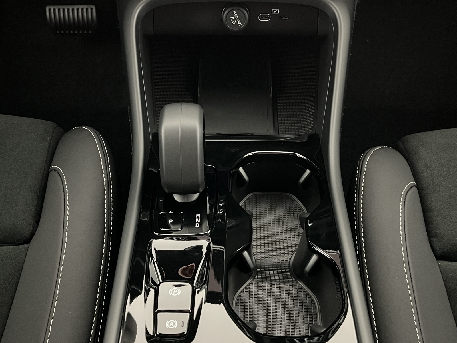 VOLVO XC40 2.0 B3 MH Plus Dark-image-15