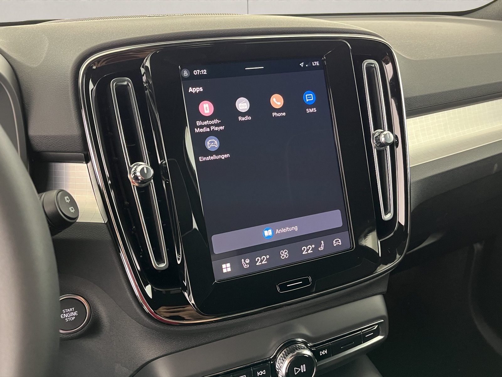 VOLVO XC40 2.0 B3 MH Plus Dark-image-14
