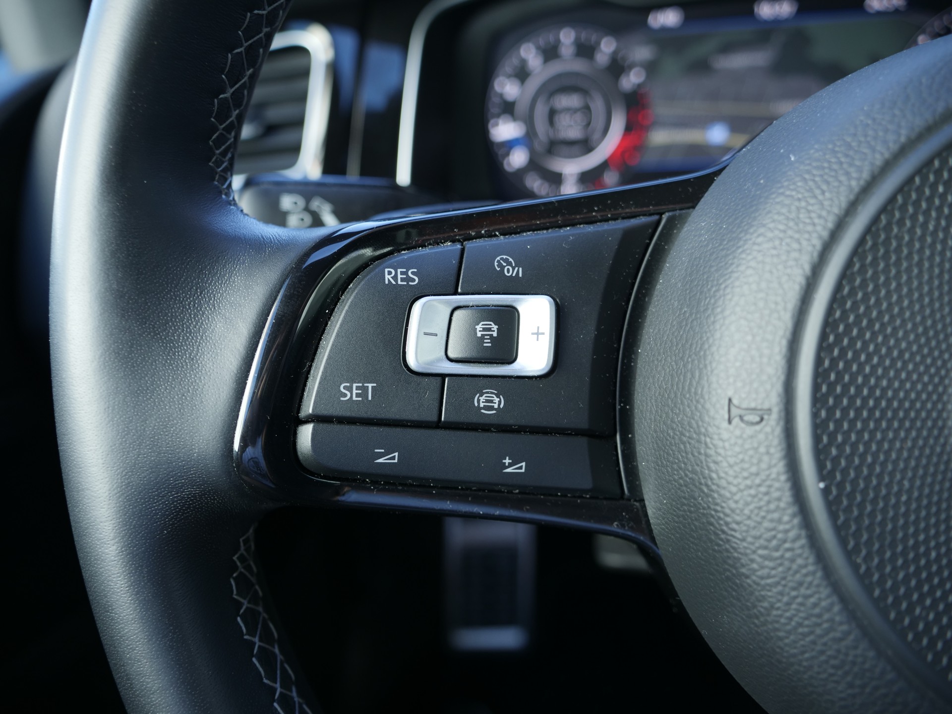 VW Golf 2.0 TSI R 4Motion DSG-image-11