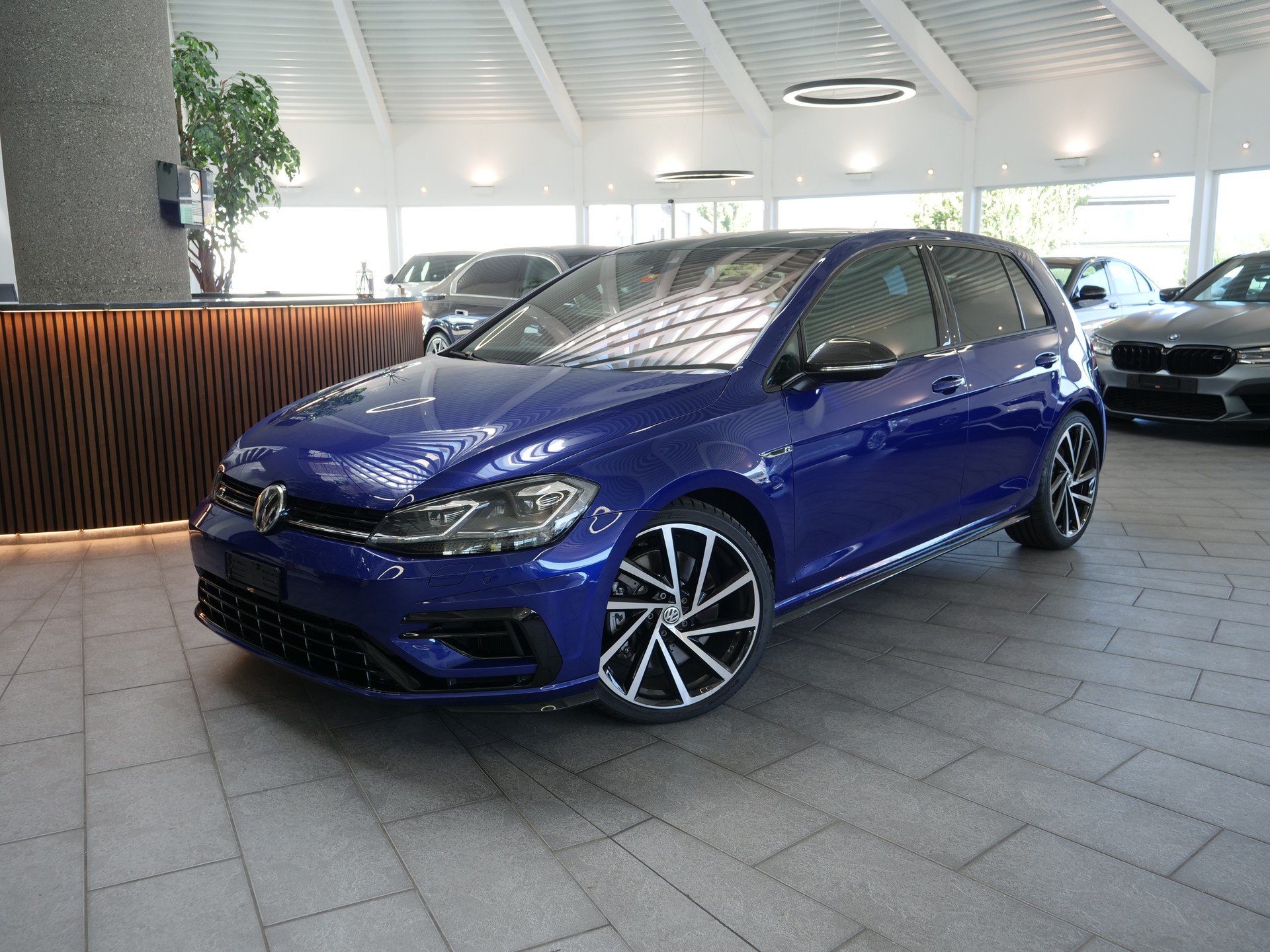VW Golf 2.0 TSI R 4Motion DSG-showroom-element-1