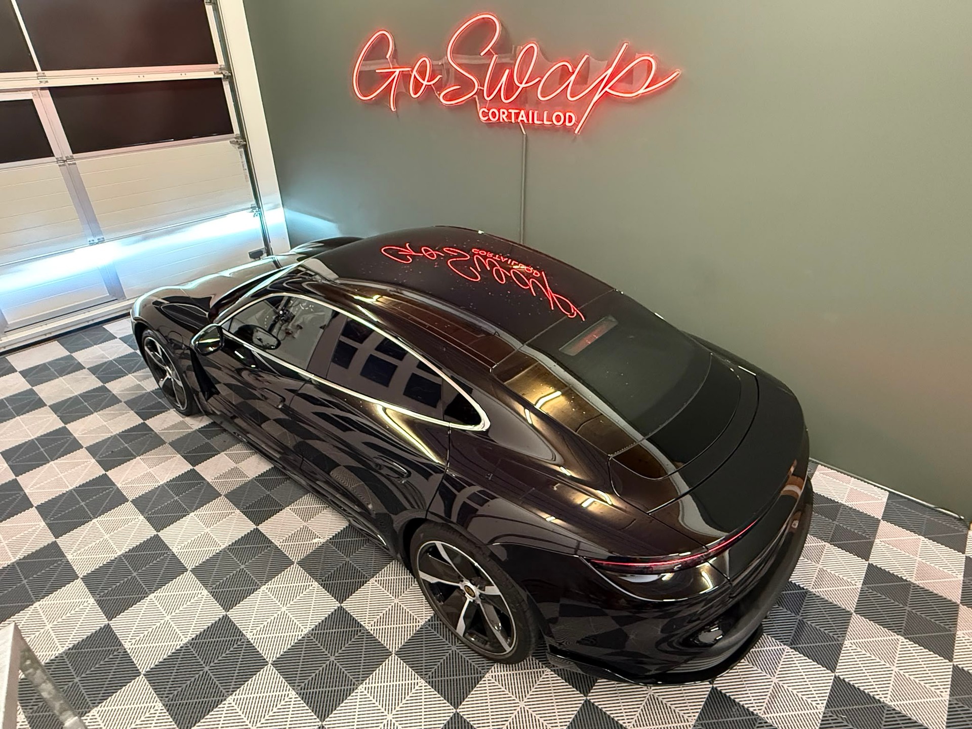 PORSCHE Taycan 4S-showroom-element-2