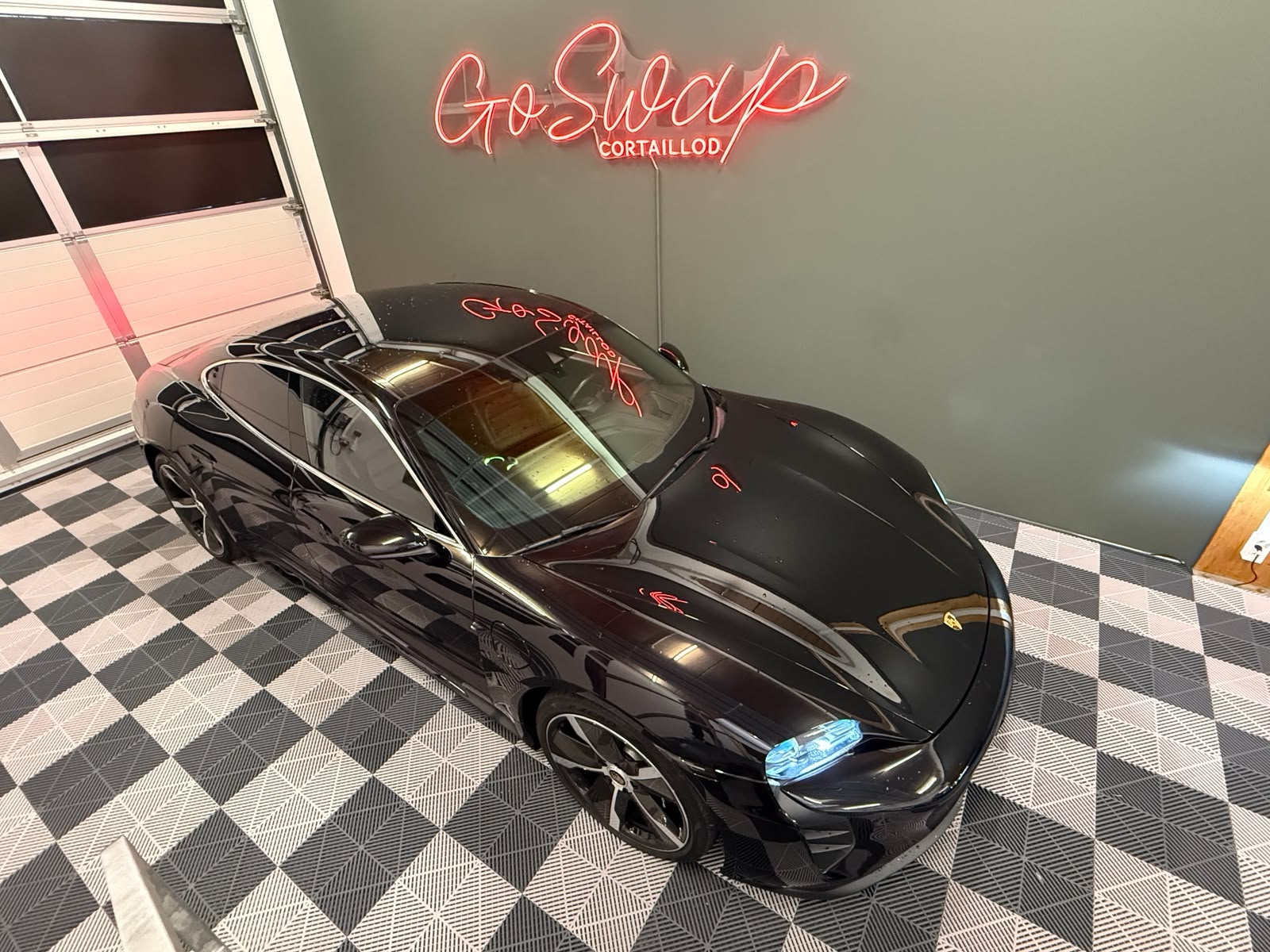 PORSCHE Taycan 4S-image-5
