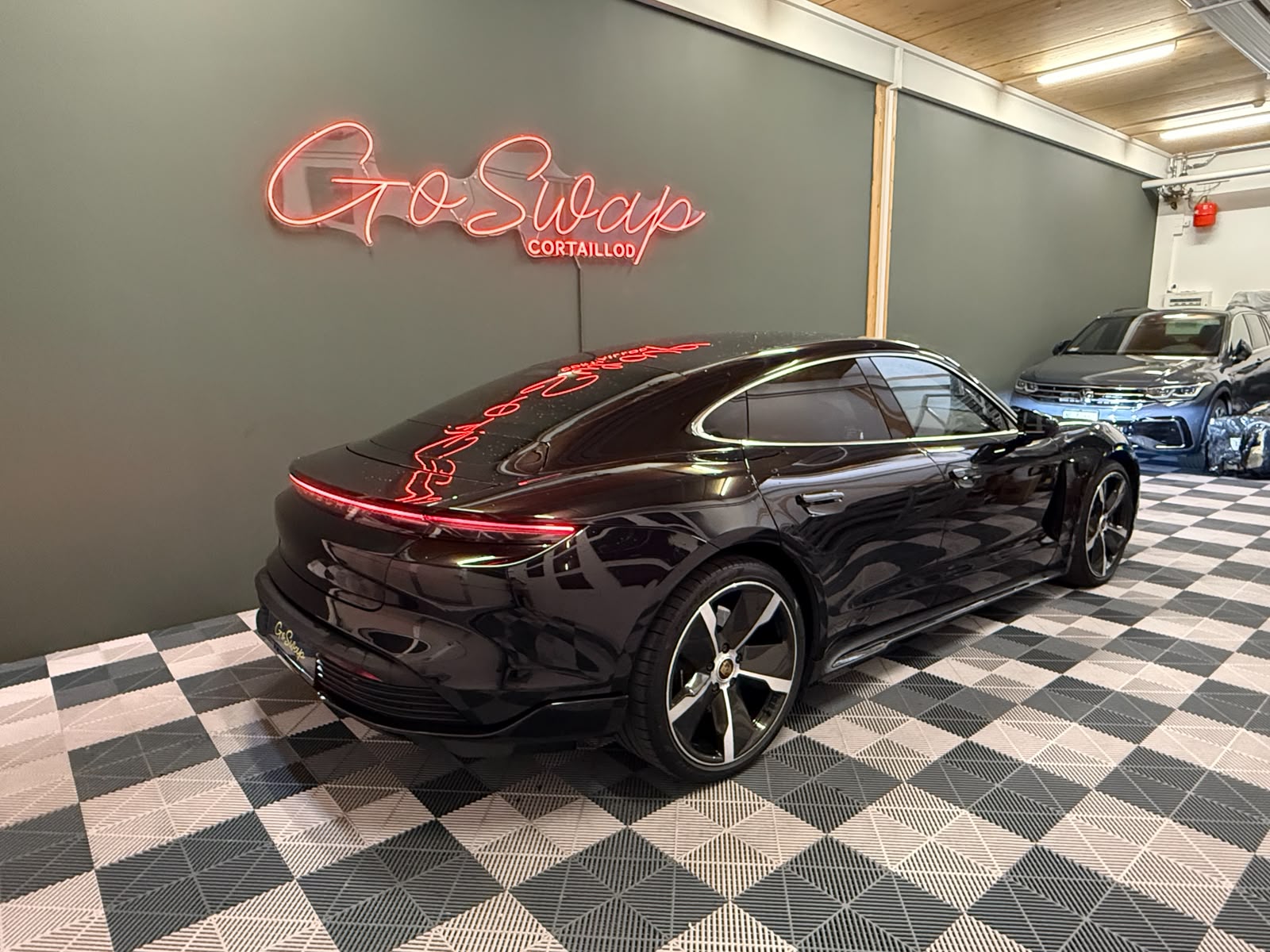 PORSCHE Taycan 4S-image-4