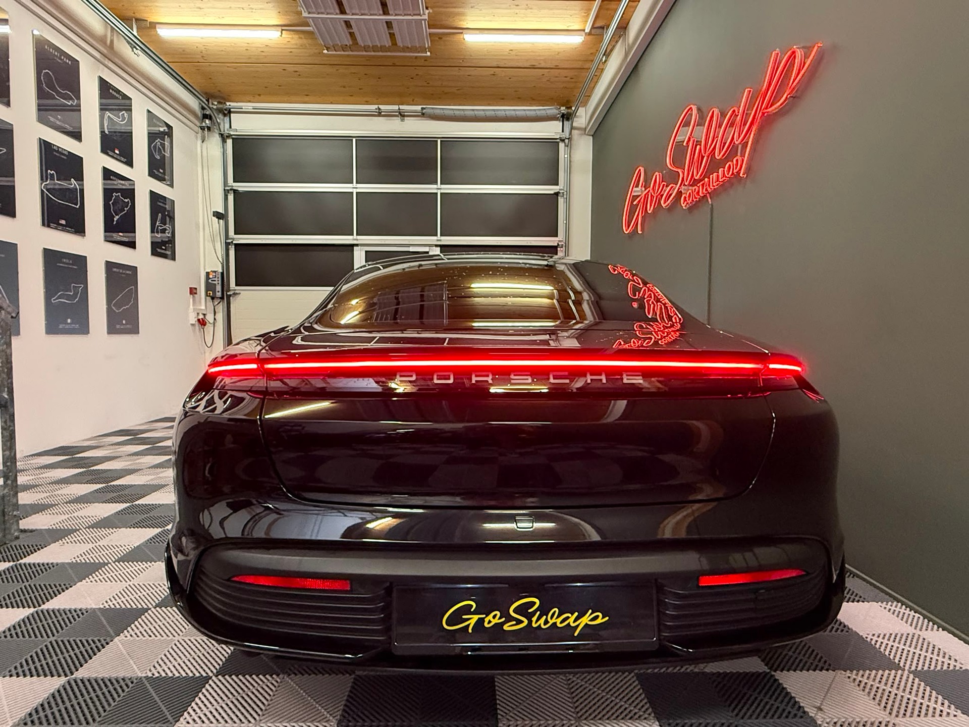 PORSCHE Taycan 4S-showroom-element-3