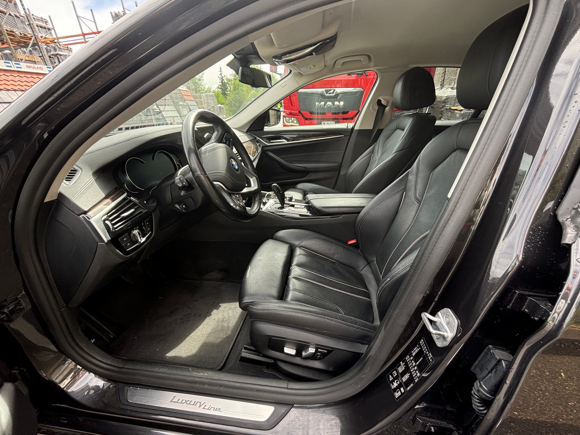 BMW 530i xDrive Luxury Line Steptronic-image-9