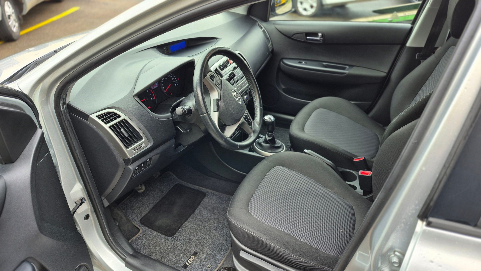HYUNDAI i20 1.4 Amplia-image-7