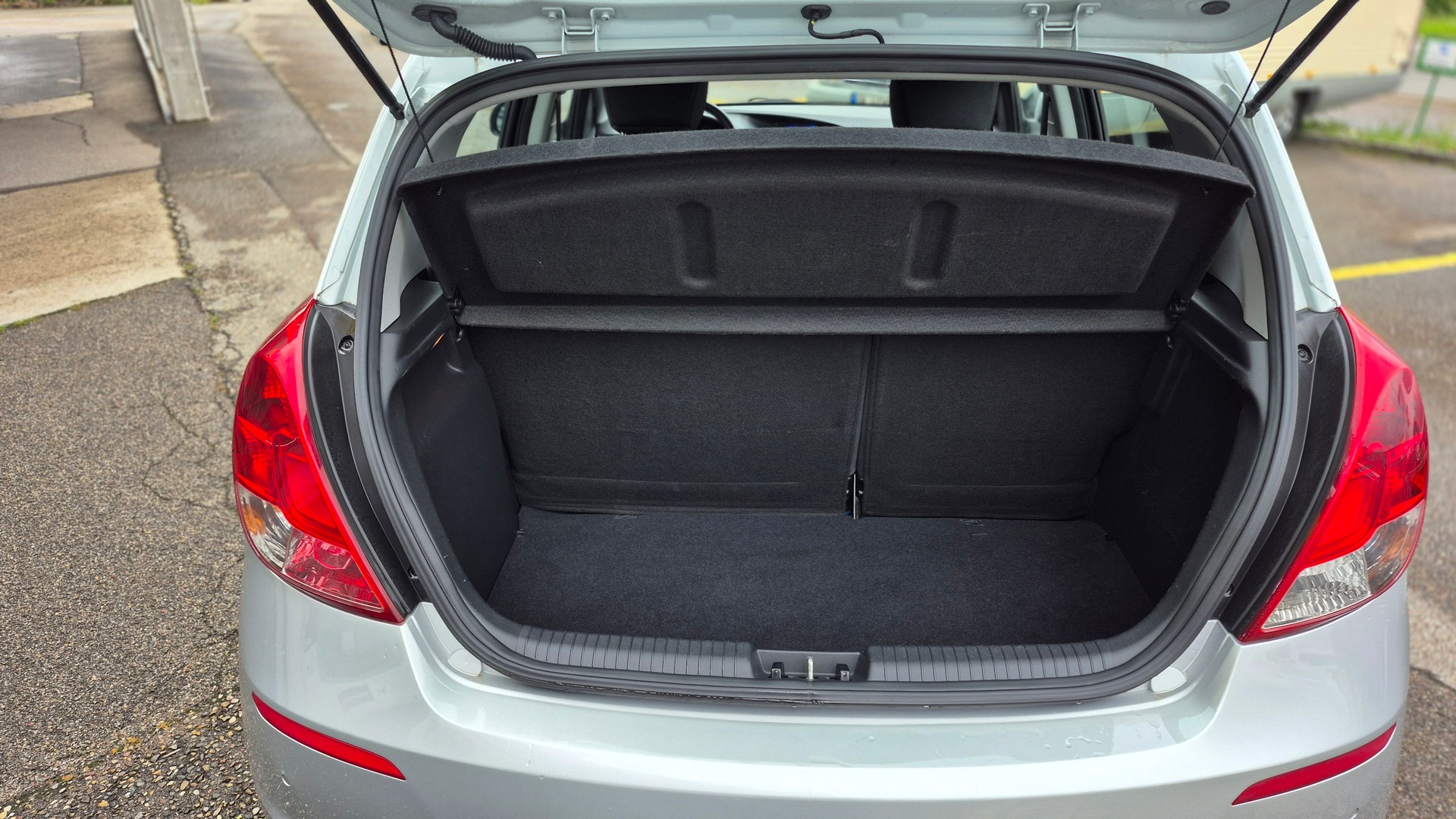 HYUNDAI i20 1.4 Amplia-image-5