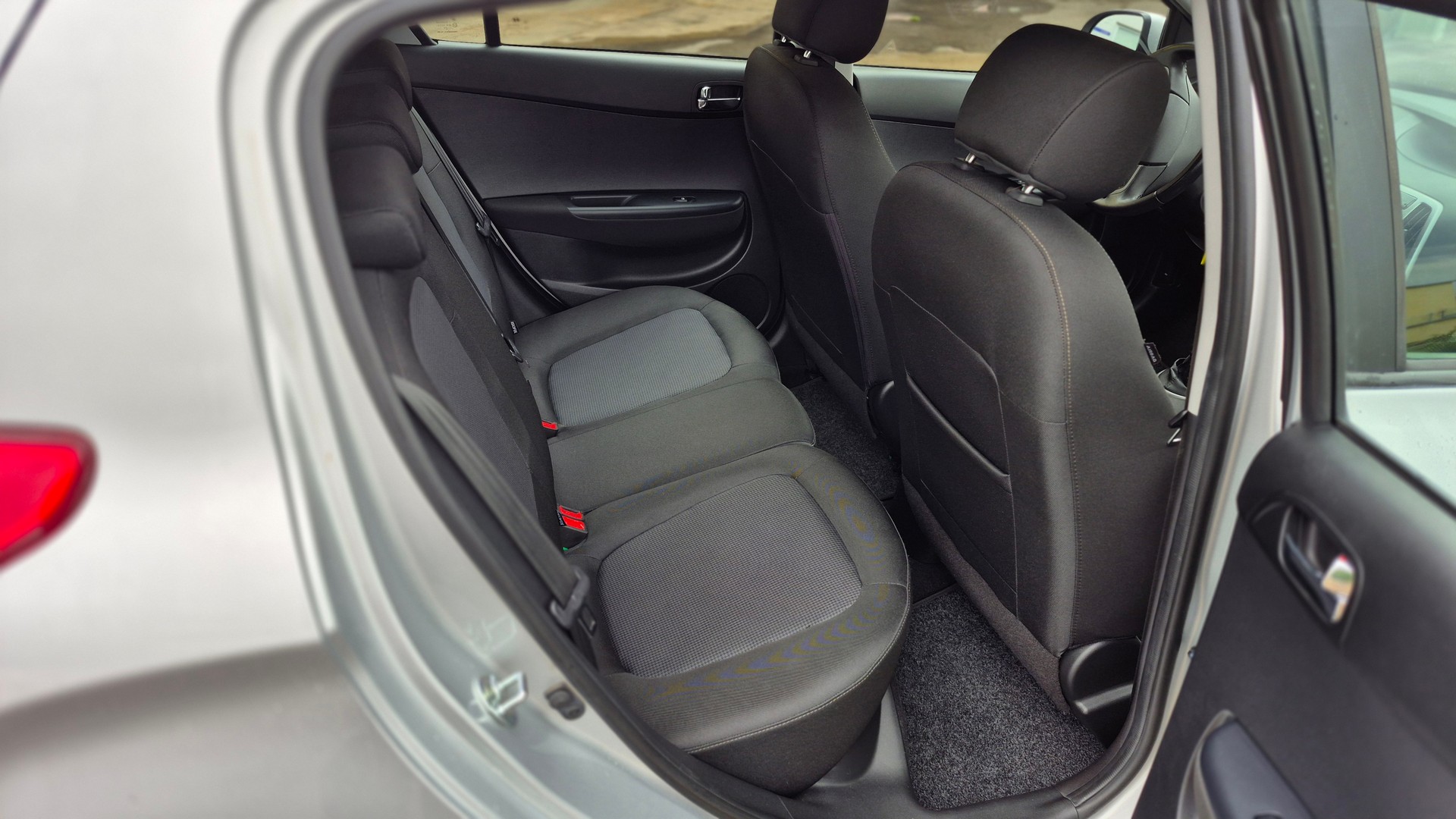 HYUNDAI i20 1.4 Amplia-image-3