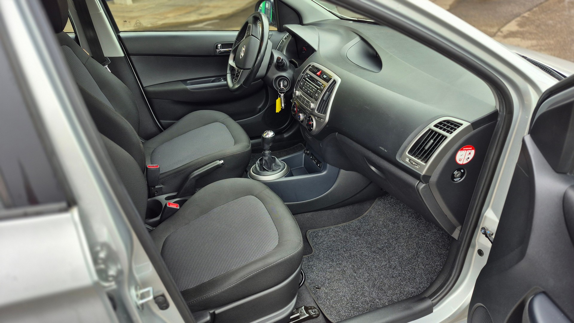 HYUNDAI i20 1.4 Amplia-image-1