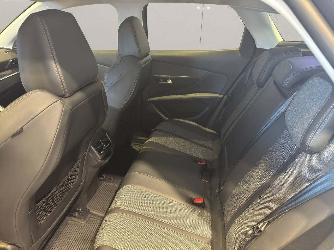 PEUGEOT 3008 1.5 BlueHDi Allure Pack-image-5