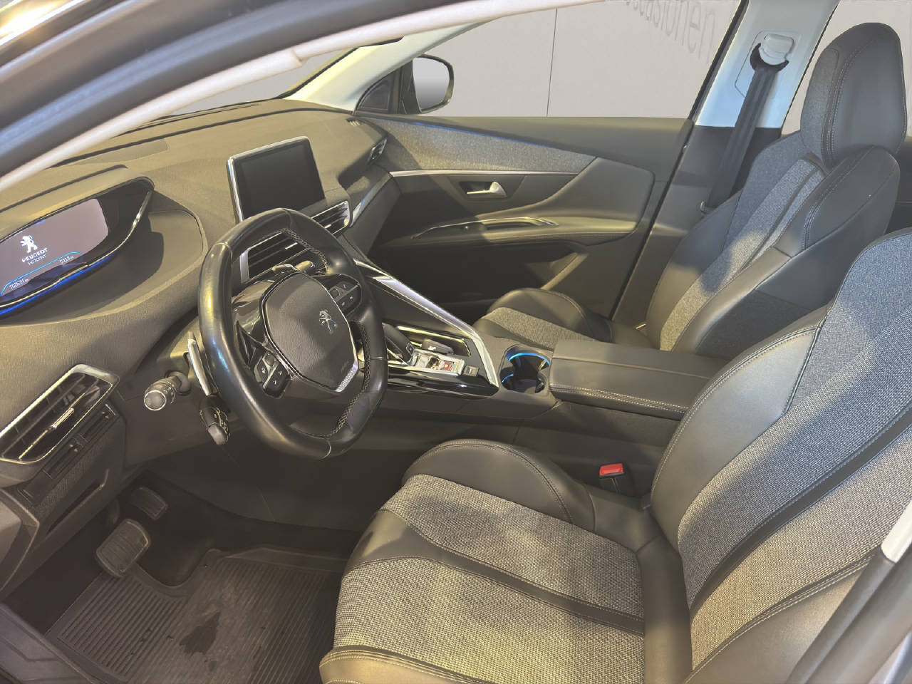 PEUGEOT 3008 1.5 BlueHDi Allure Pack-image-4