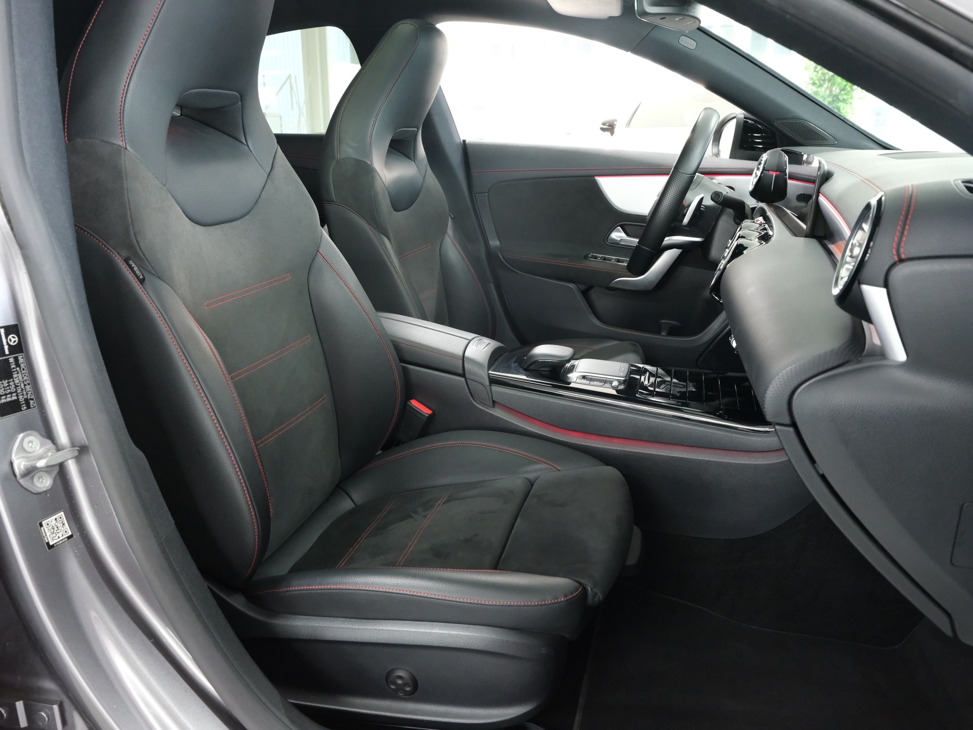 MERCEDES-BENZ CLA 200 AMG Line 7G-DCT-image-14