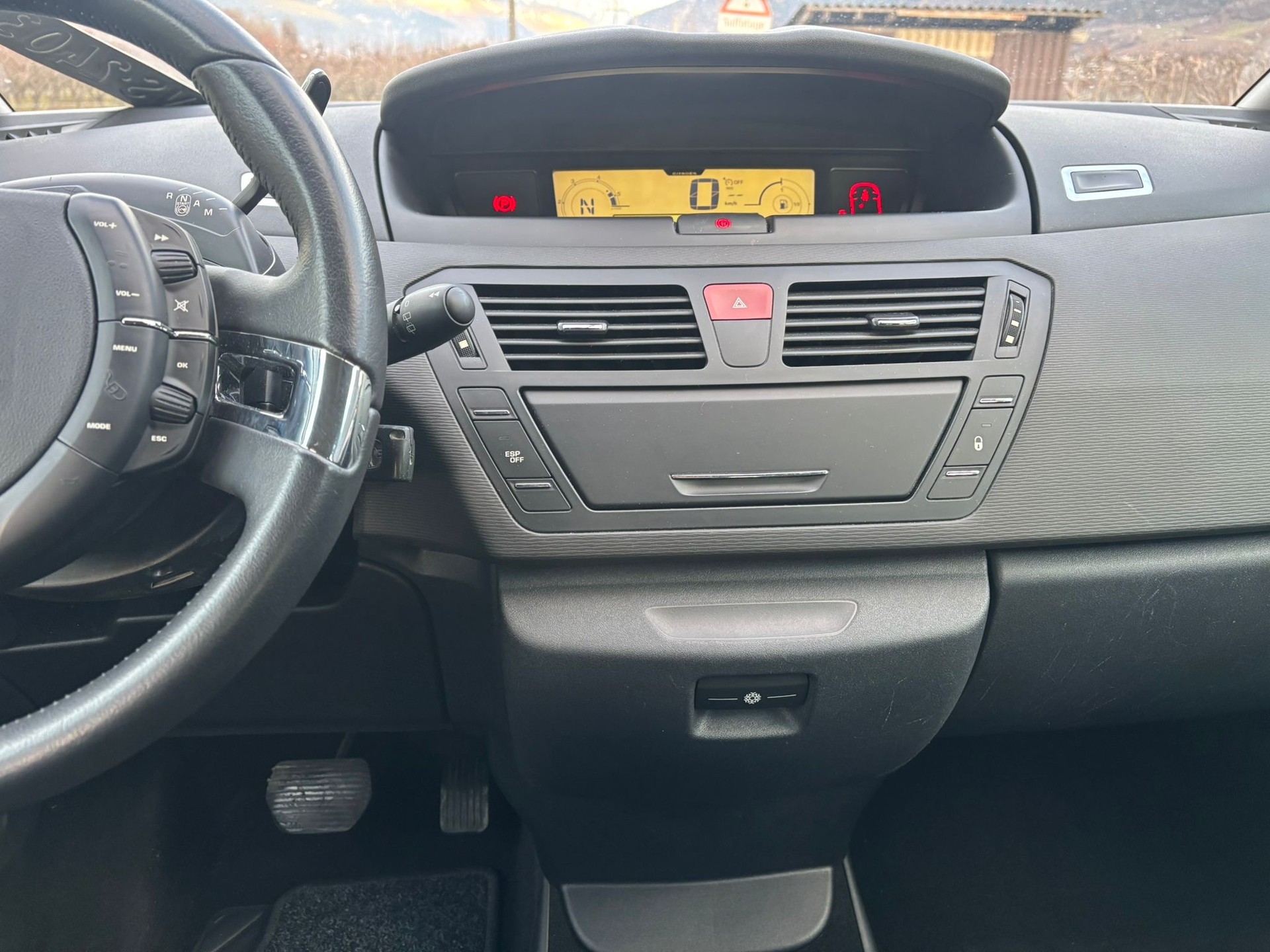 CITROEN C4 Picasso 1.6 HDI 16V Swiss Style EGS6-image-11