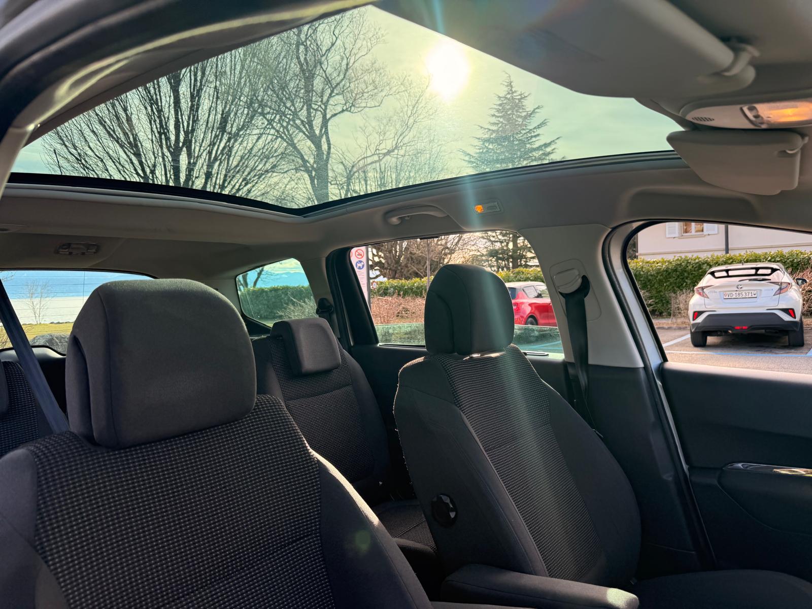 PEUGEOT 5008 1.6 16V T Family Automatic ** 7 Places **-image-28
