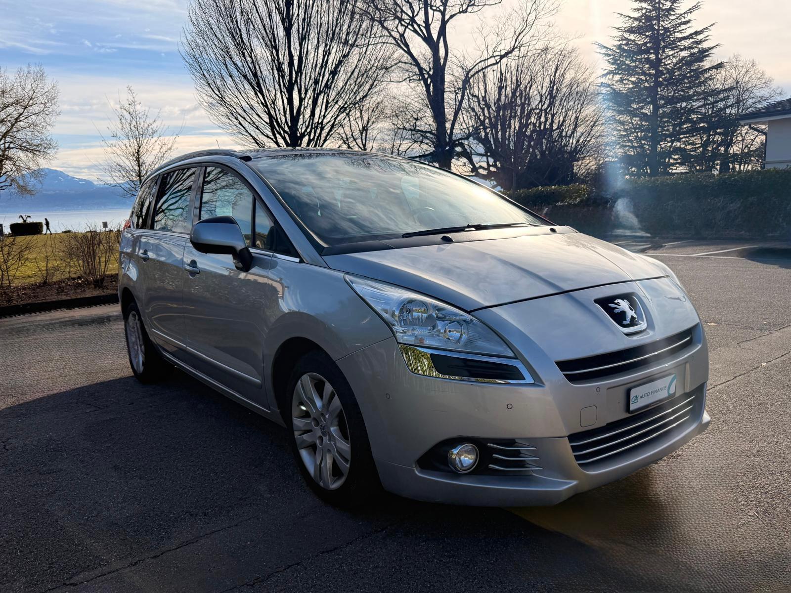 PEUGEOT 5008 1.6 16V T Family Automatic ** 7 Places **-image-8