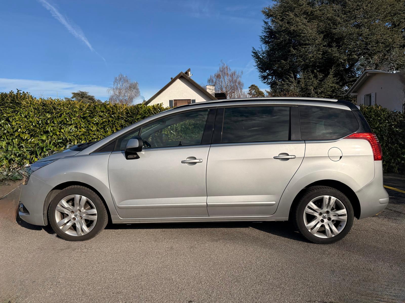 PEUGEOT 5008 1.6 16V T Family Automatic ** 7 Places **-showroom-element-2