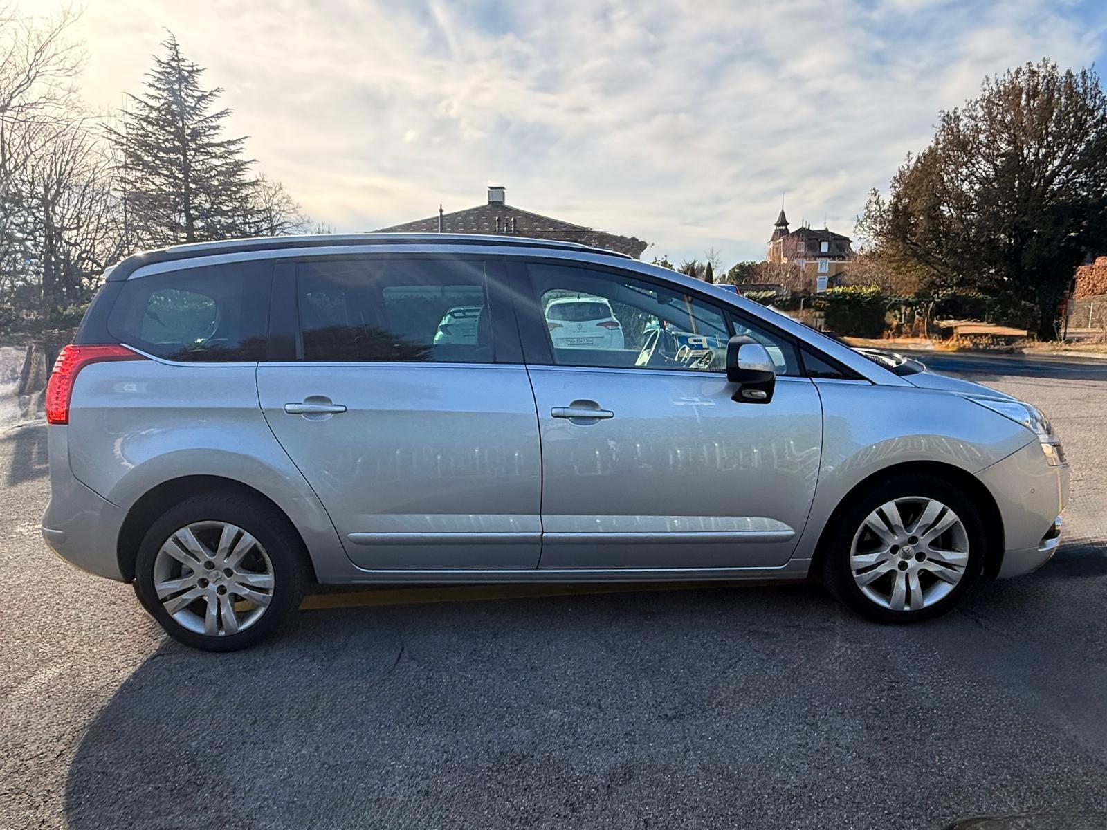 PEUGEOT 5008 1.6 16V T Family Automatic ** 7 Places **-image-7