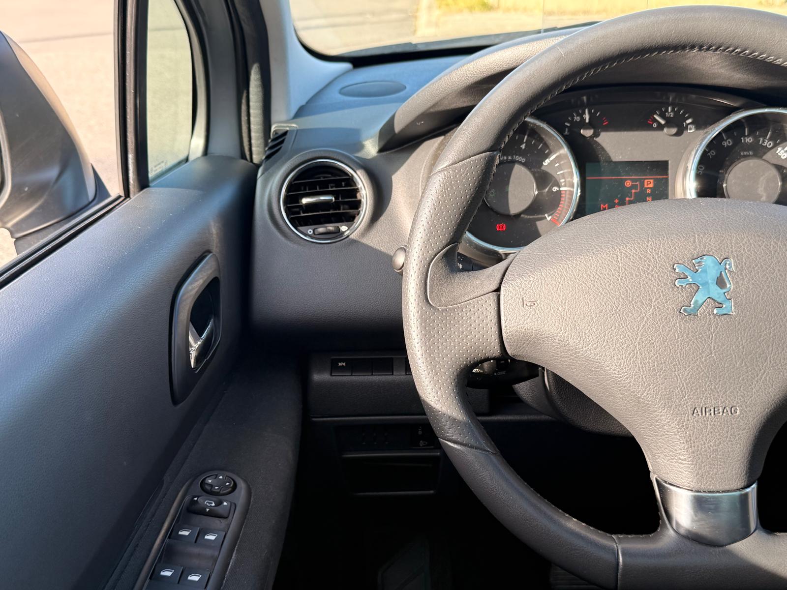 PEUGEOT 5008 1.6 16V T Family Automatic ** 7 Places **-image-14