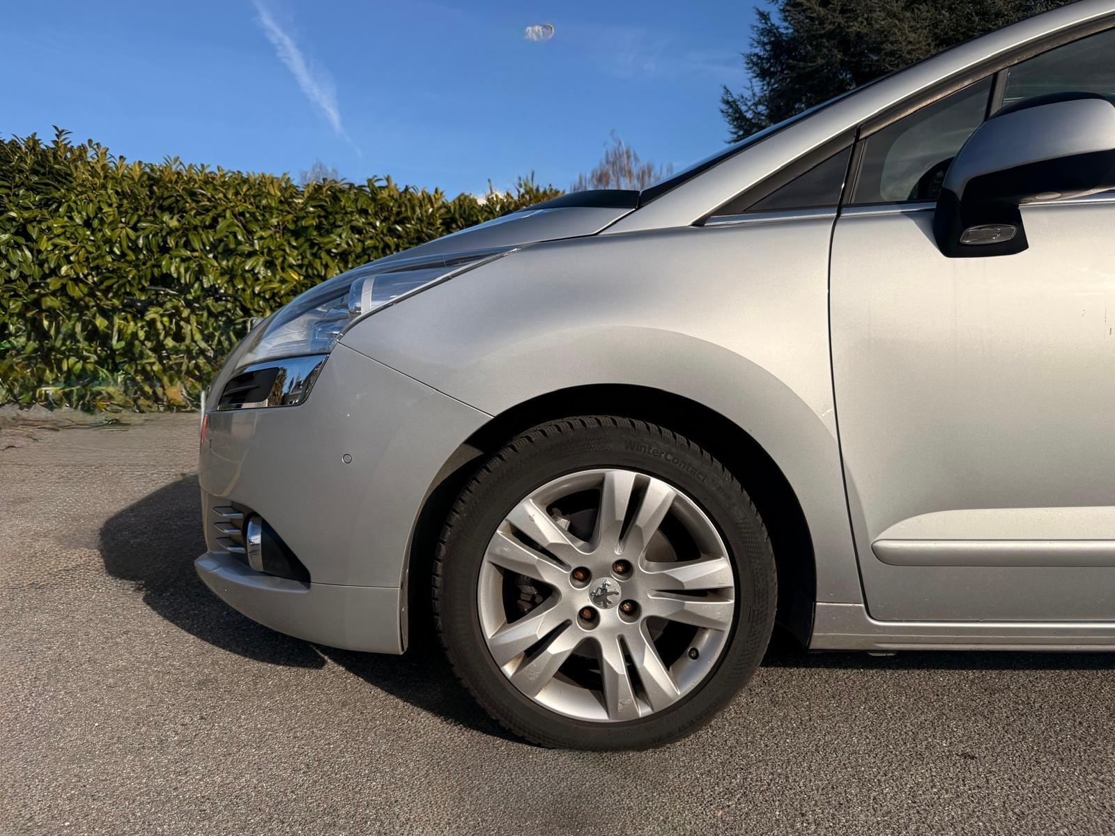 PEUGEOT 5008 1.6 16V T Family Automatic ** 7 Places **-showroom-element-3