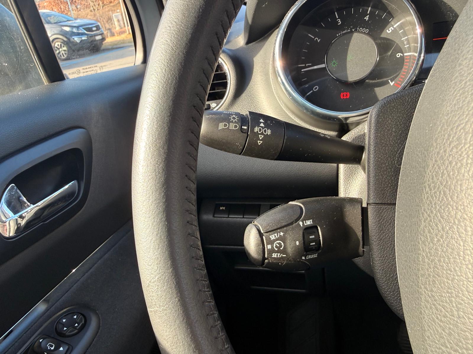 PEUGEOT 5008 1.6 16V T Family Automatic ** 7 Places **-image-16