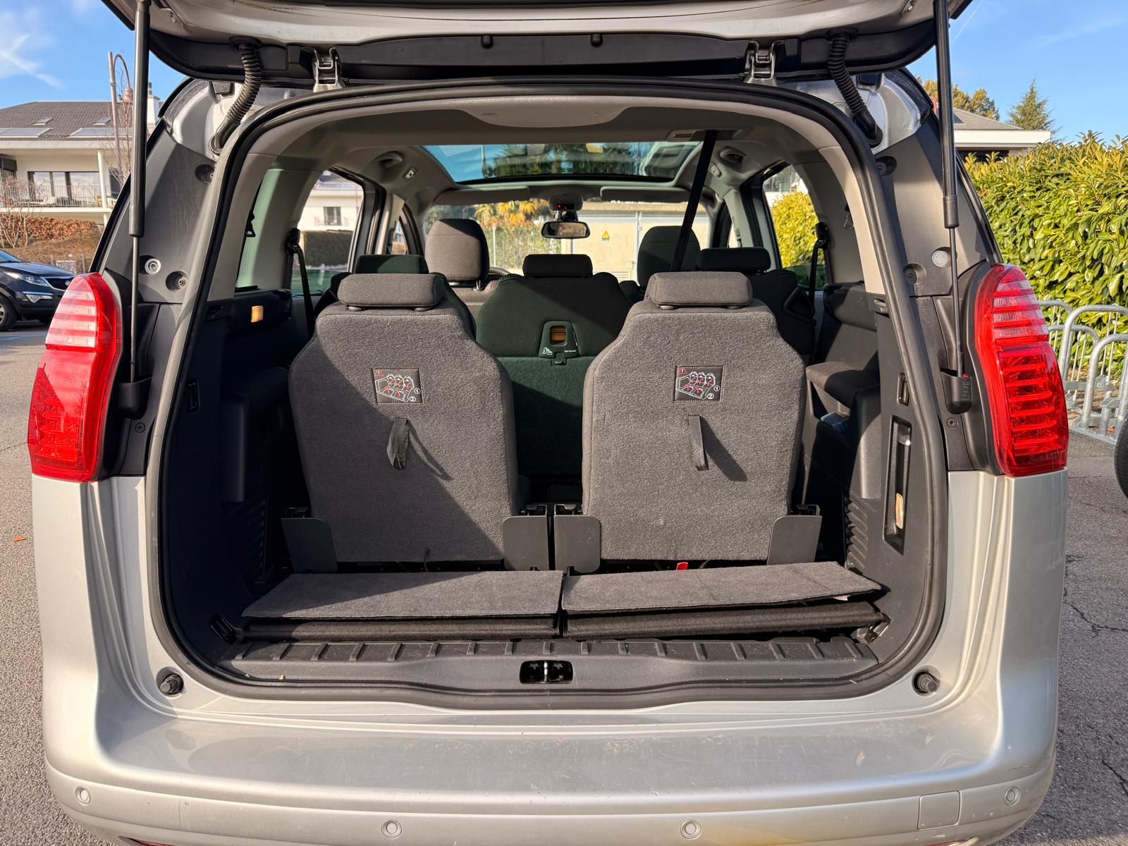 PEUGEOT 5008 1.6 16V T Family Automatic ** 7 Places **-image-27