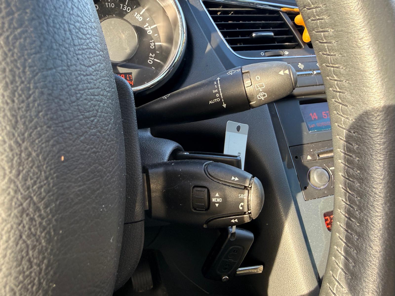 PEUGEOT 5008 1.6 16V T Family Automatic ** 7 Places **-image-17