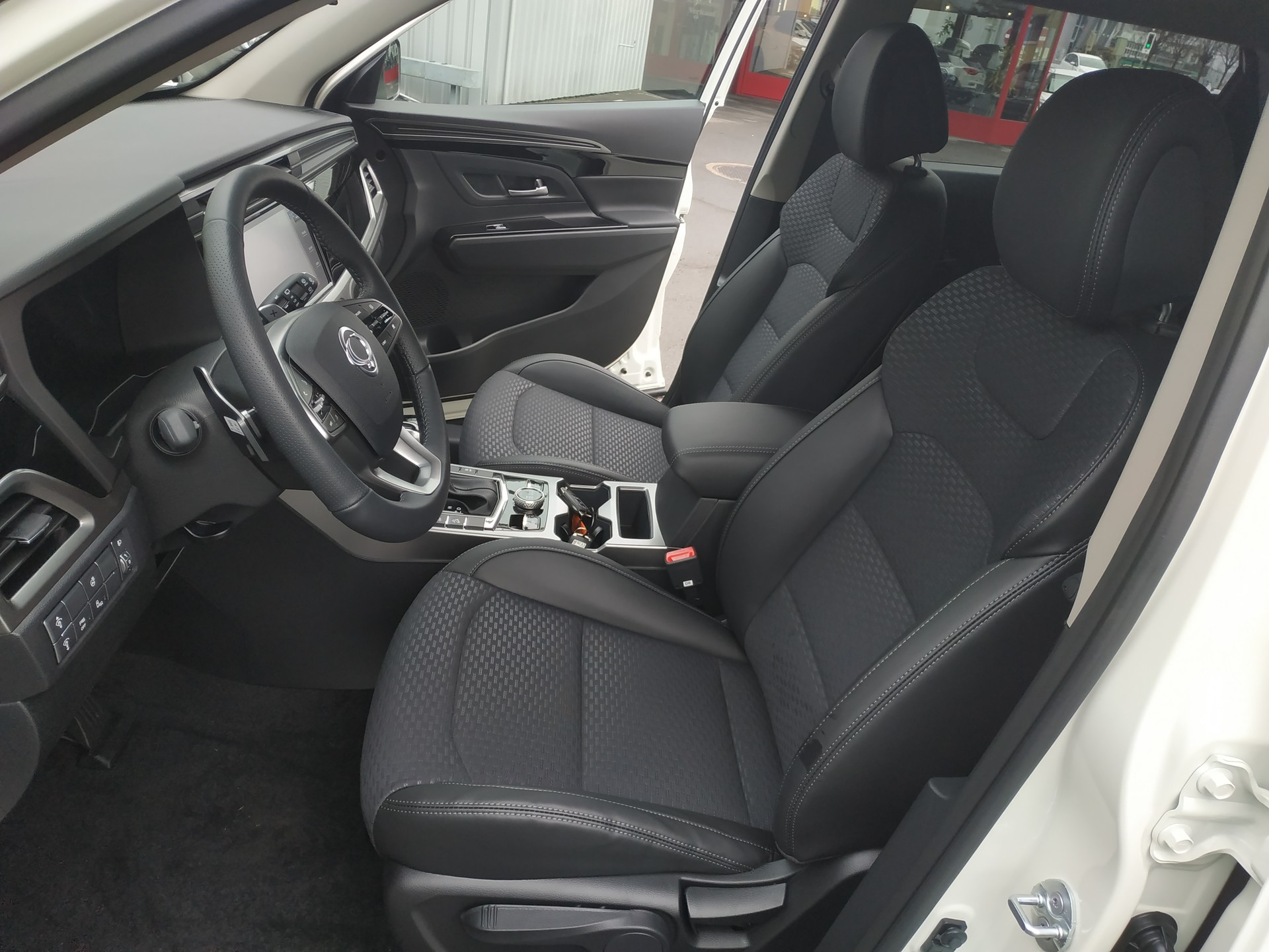 KGM-SsangYong Korando 1.5 T GDI Steel 4WD Automat Bicolor-image-11