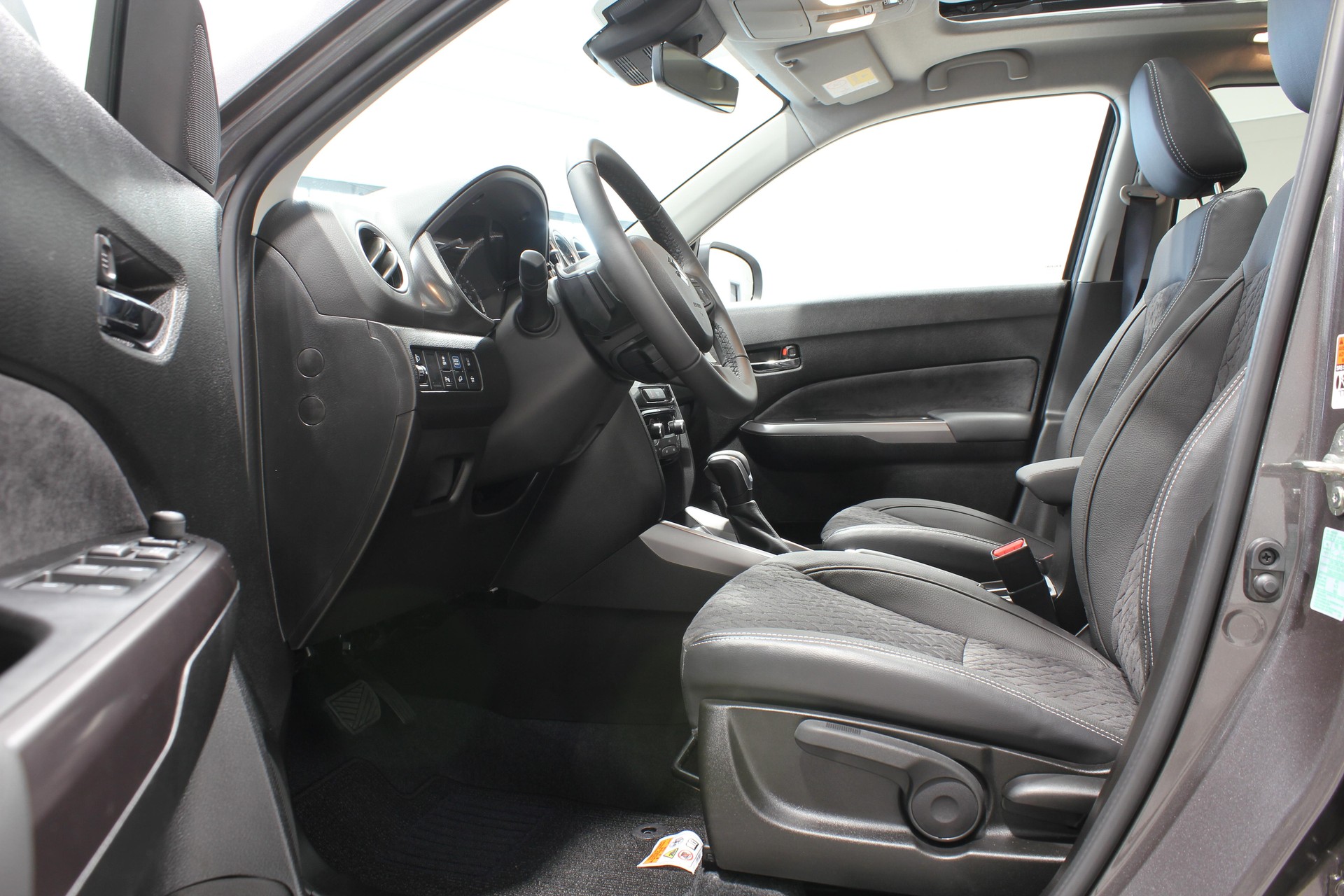 SUZUKI Vitara 1.5 Piz Sulai Top Hybrid 4x4-image-6