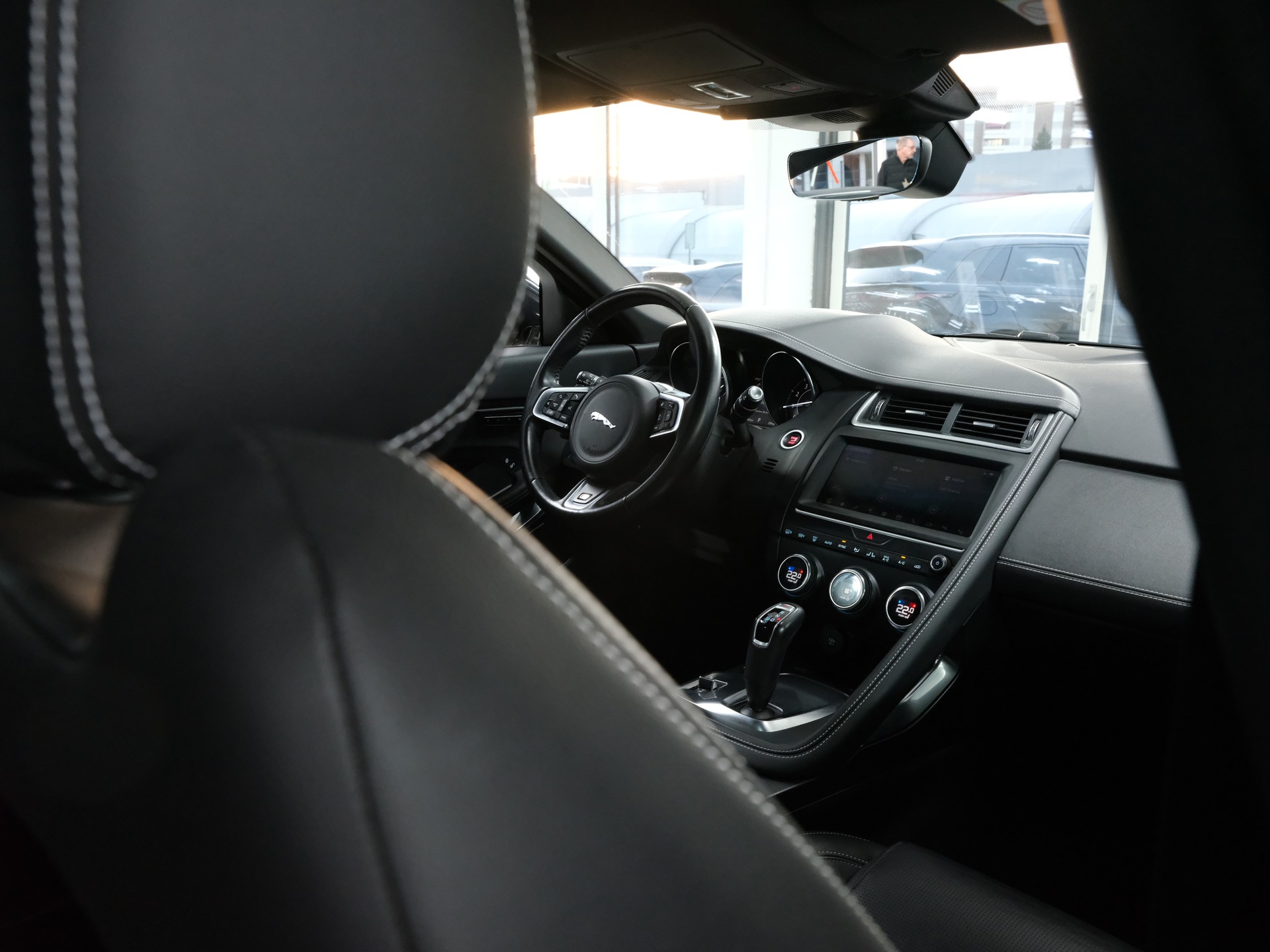 JAGUAR E-Pace 2.0 P250 R-Dynamic SE AWD Automatik-image-18
