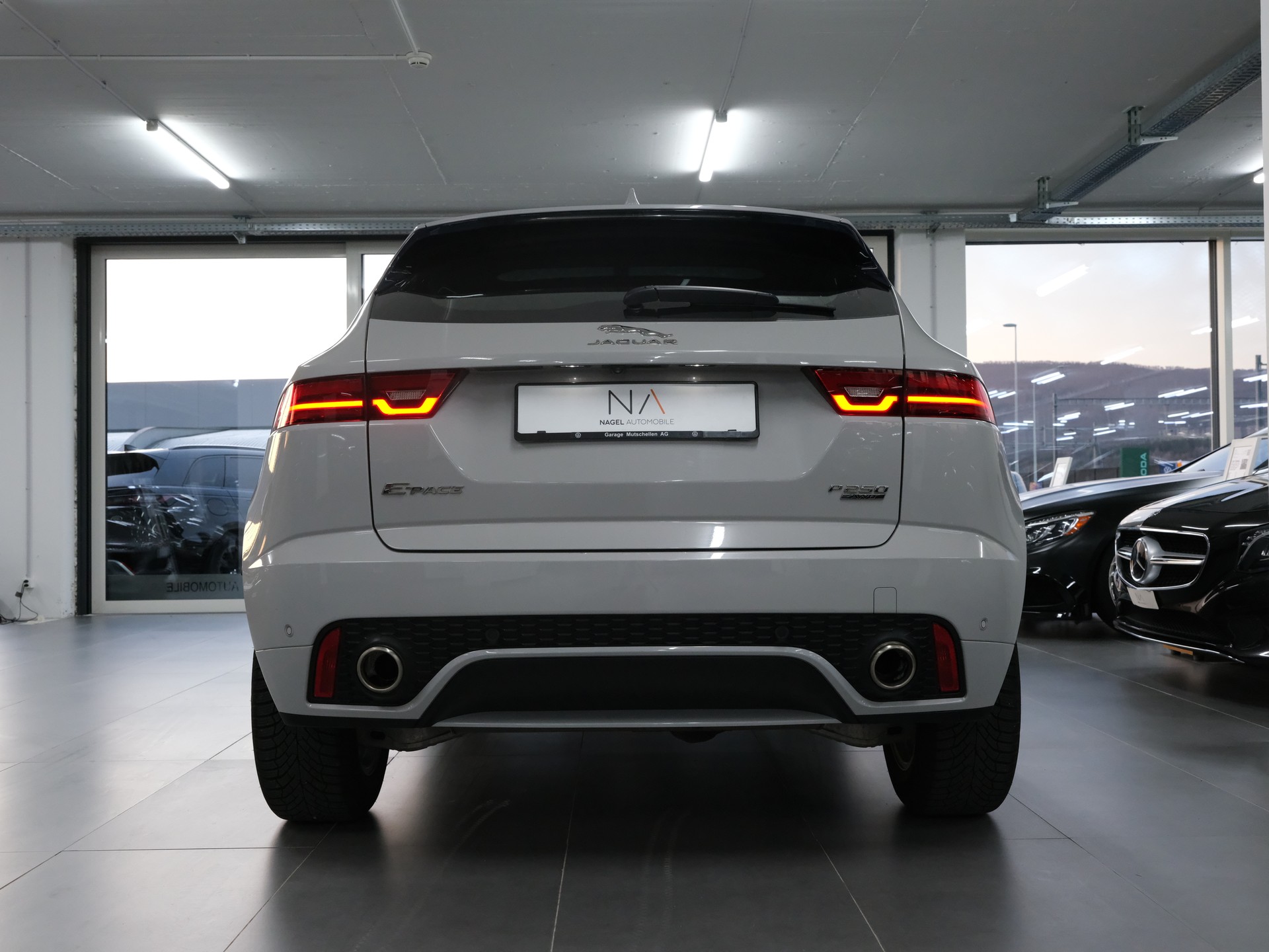 JAGUAR E-Pace 2.0 P250 R-Dynamic SE AWD Automatik-showroom-element-3