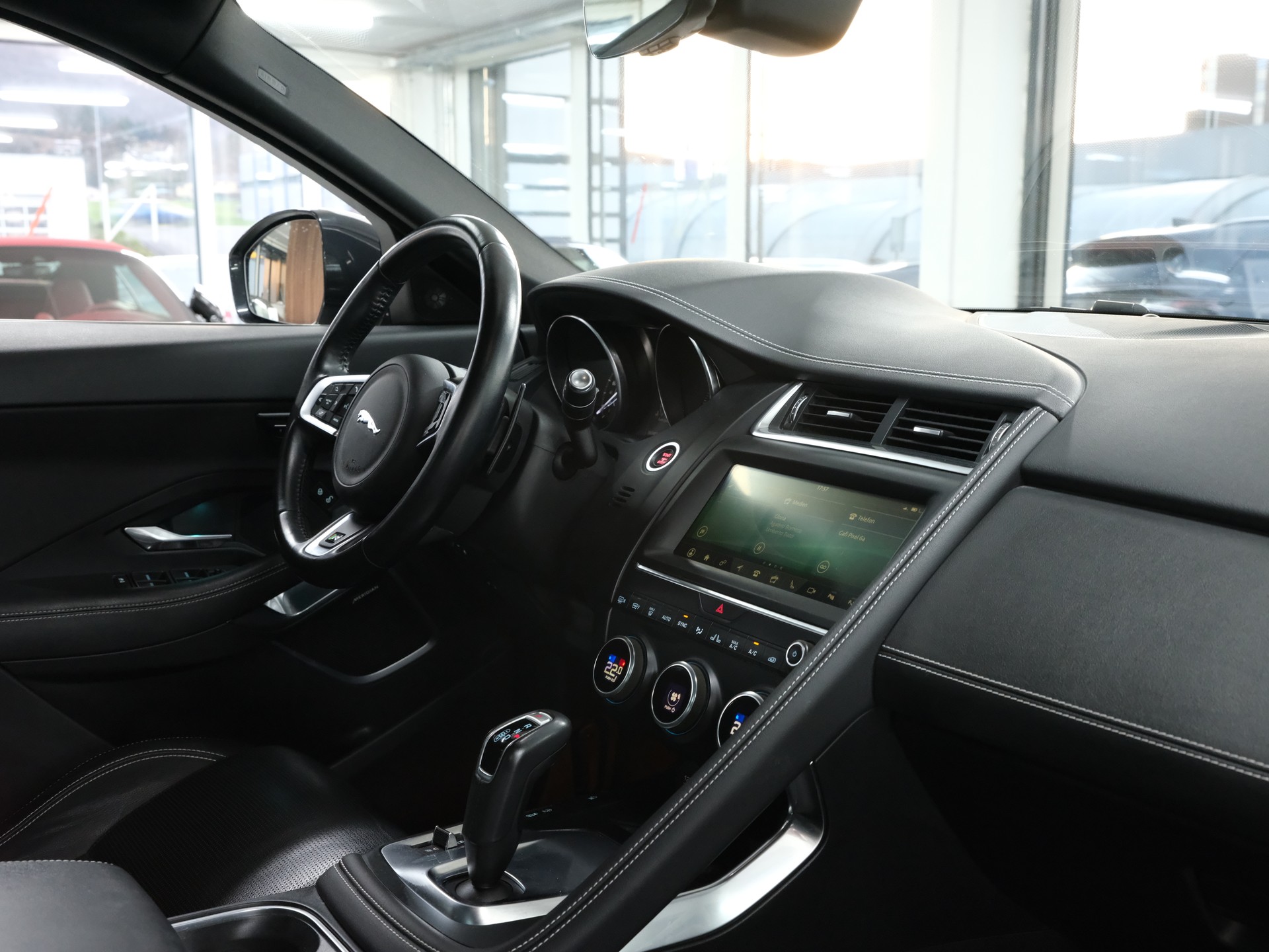 JAGUAR E-Pace 2.0 P250 R-Dynamic SE AWD Automatik-image-19