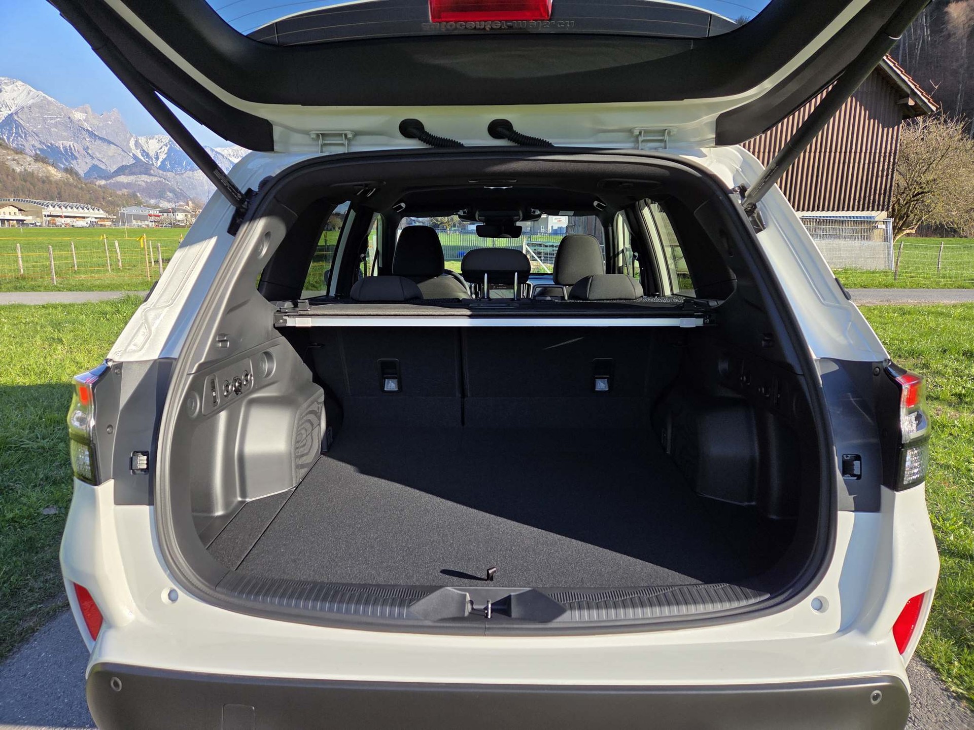 SUBARU Forester Station 2.0i e-Boxer Swiss Plus-image-8