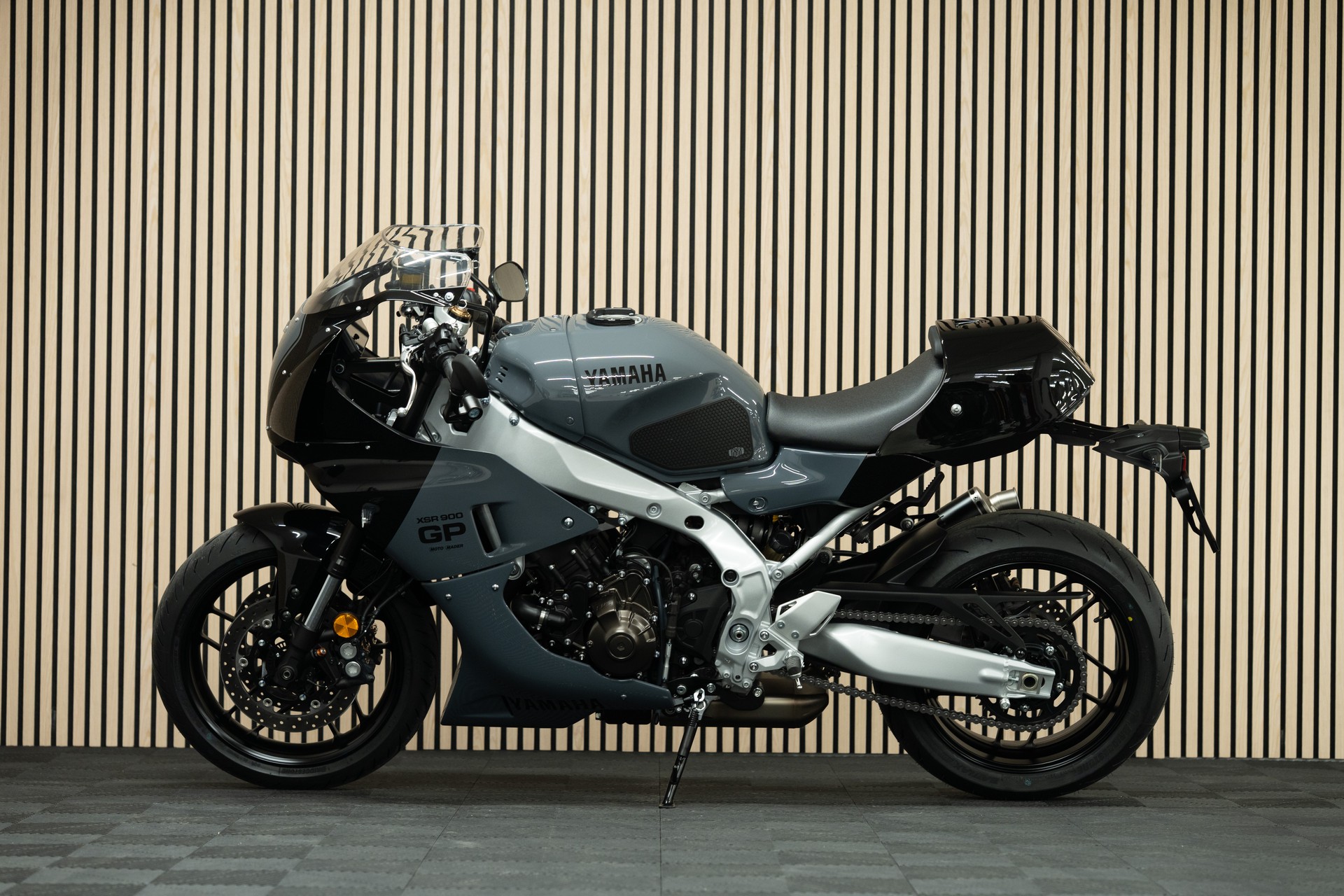 YAMAHA XSR 900 GP mit Akrapovic Komplettanlage-image-1