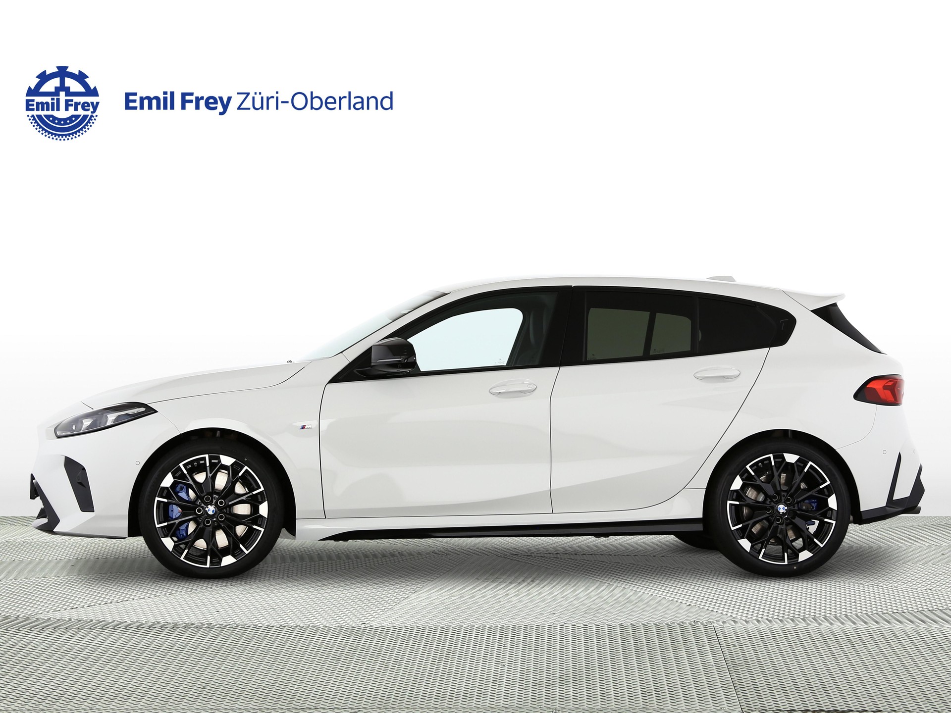 BMW M135i xDrive-showroom-element-1