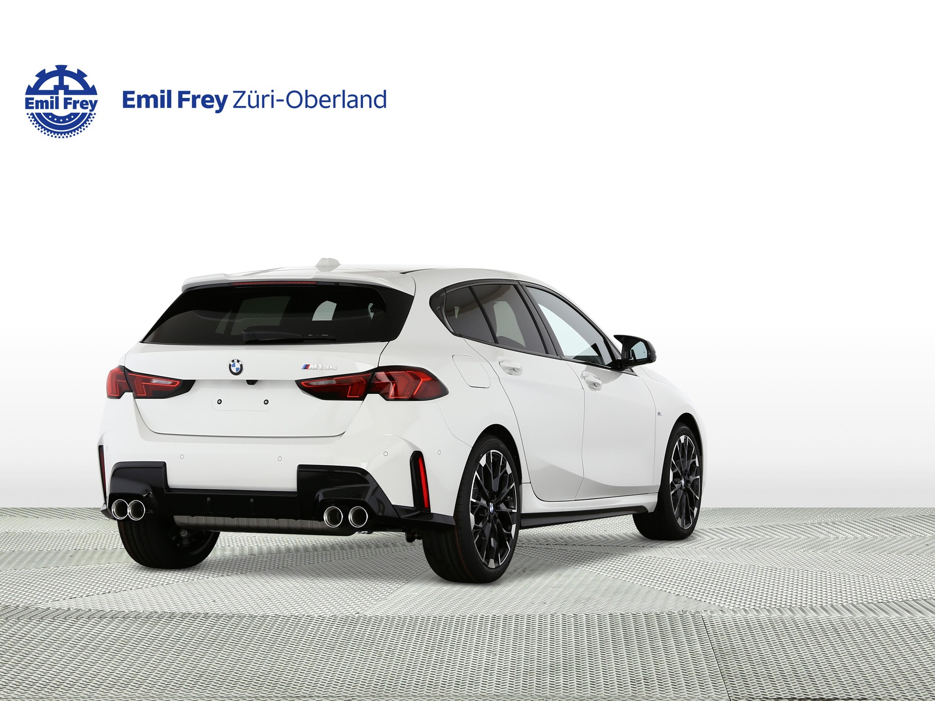 BMW M135i xDrive-showroom-element-2