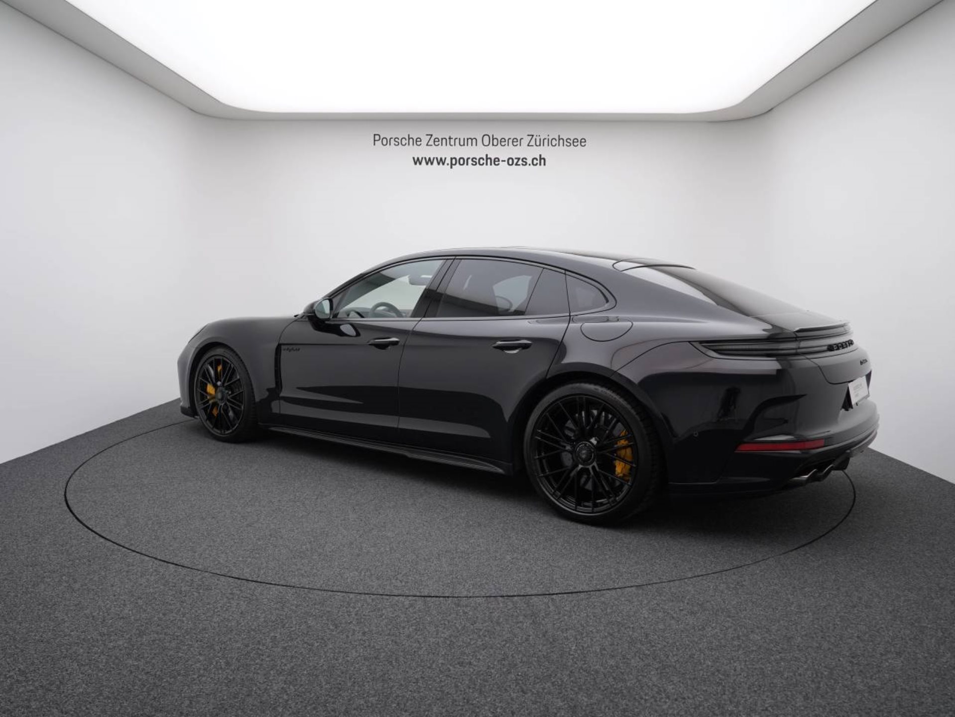 PORSCHE Panamera Turbo S E-Hybrid-showroom-element-2