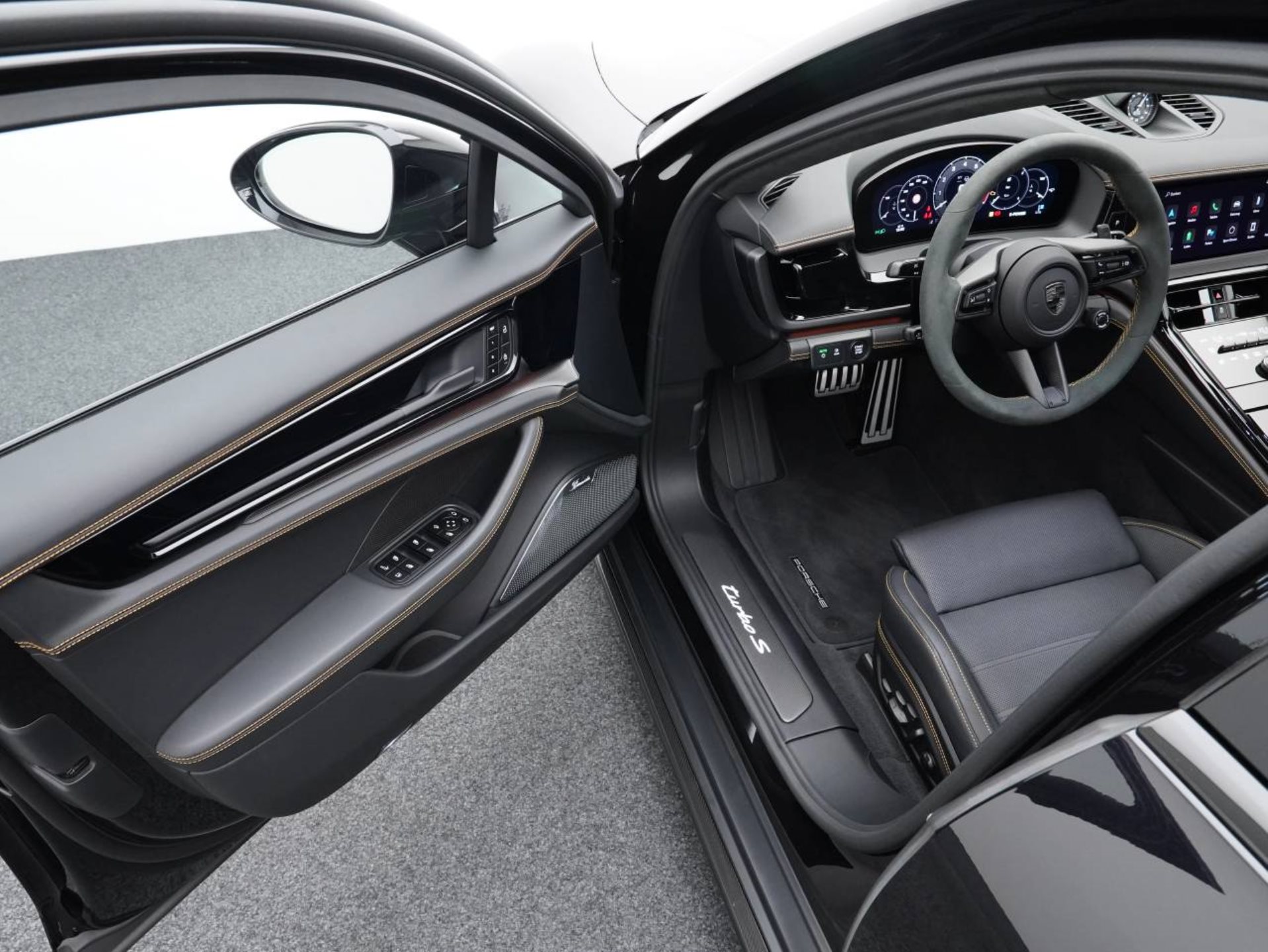 PORSCHE Panamera Turbo S E-Hybrid-showroom-element-3