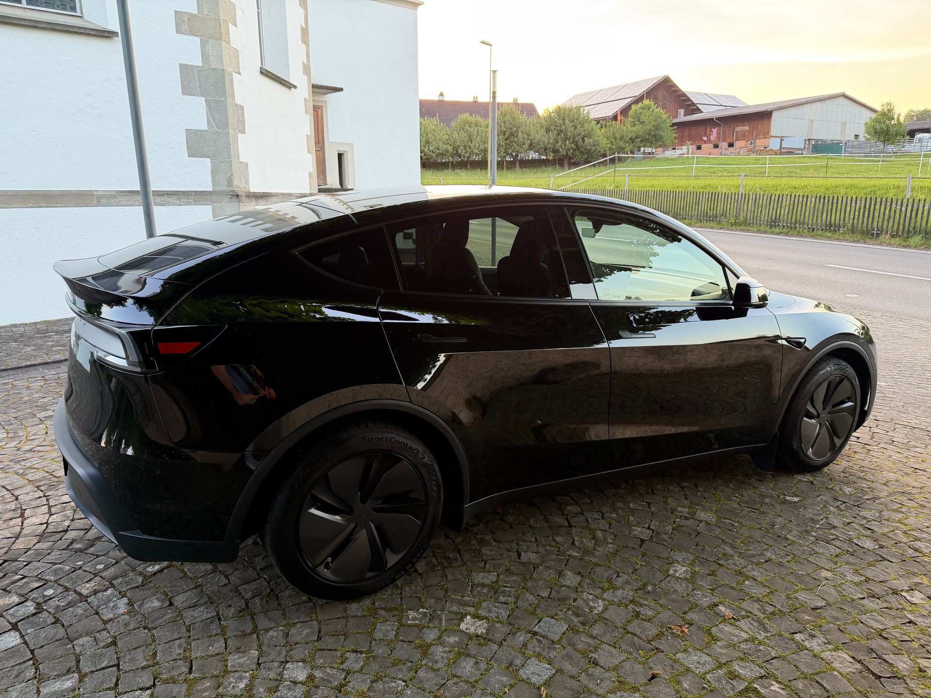 TESLA Model Y Juniper Facelift RWD / CH-Fahrzeug / 1 Hand / Premium Innenraum / Panorama / Leder / Sitzbelüftung /LED-image-3