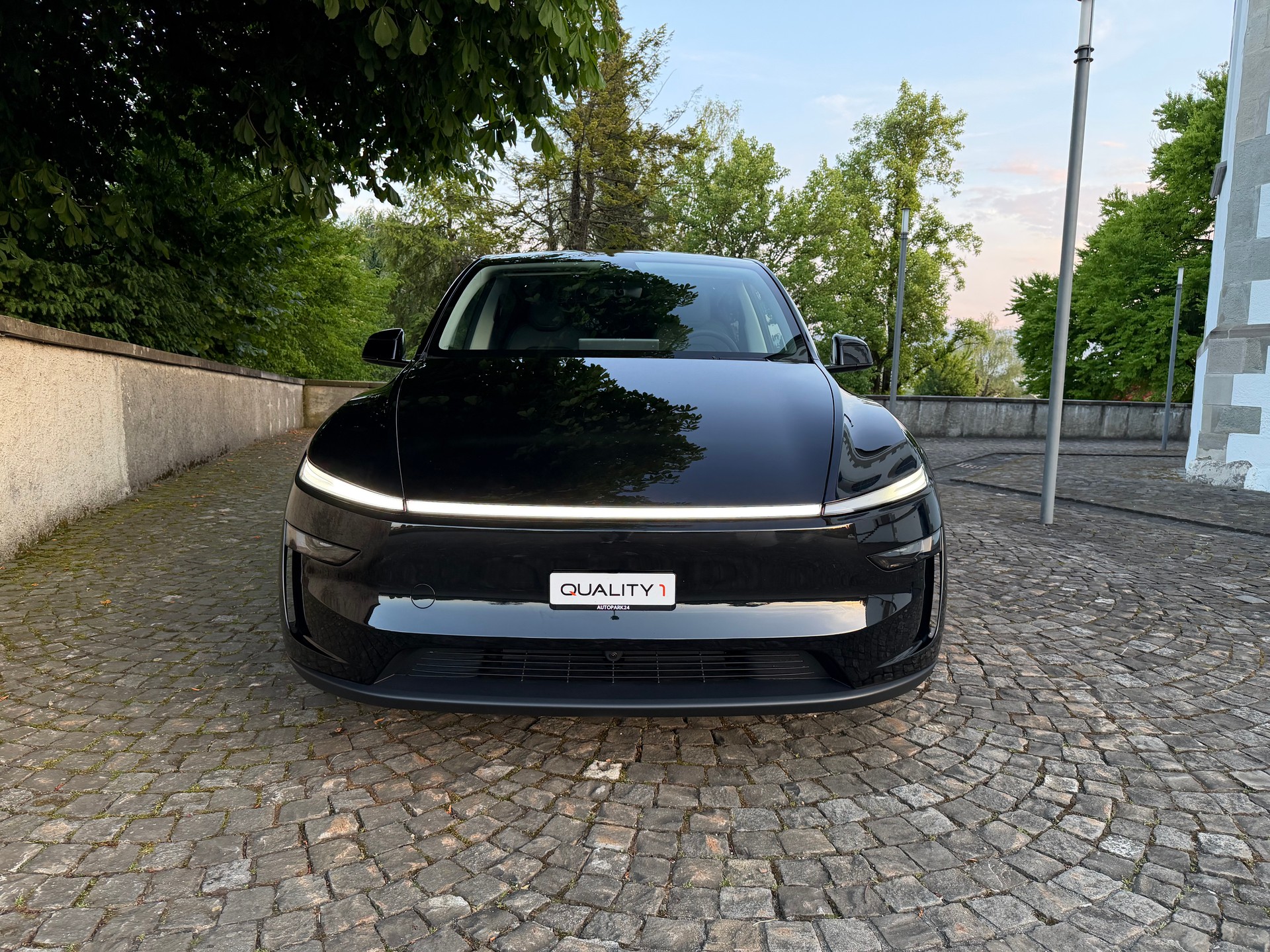 TESLA Model Y Juniper Facelift RWD / CH-Fahrzeug / 1 Hand / Premium Innenraum / Panorama / Leder / Sitzbelüftung /LED-image-1