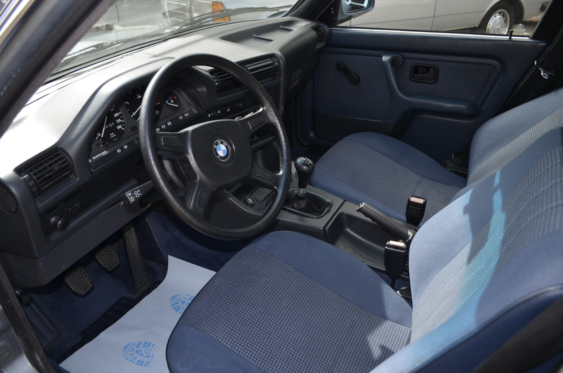 BMW 325e-image-7