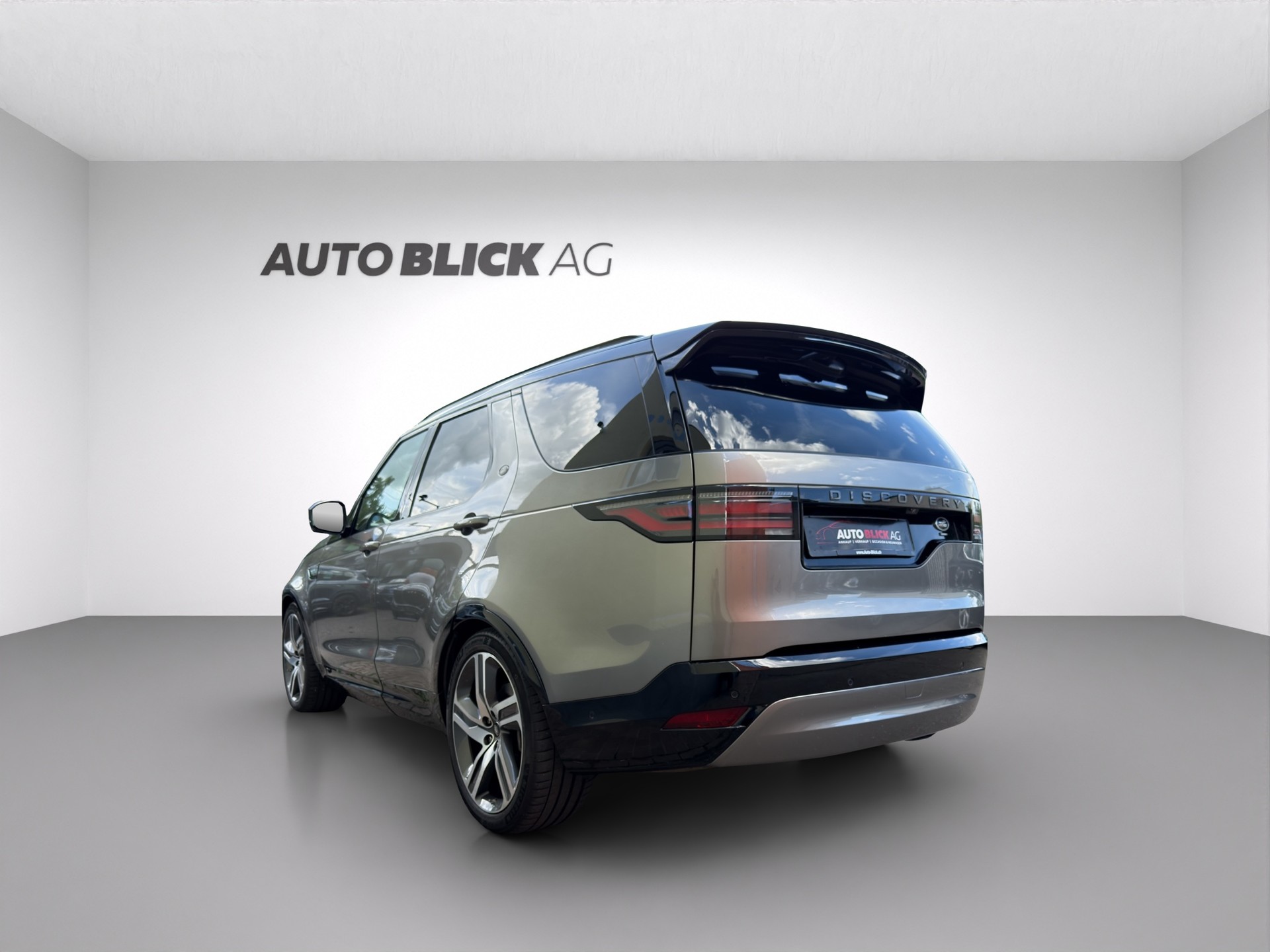 LAND ROVER Discovery 3.0D I6 300 R-Dynamic HSE AWD Automatic-image-6